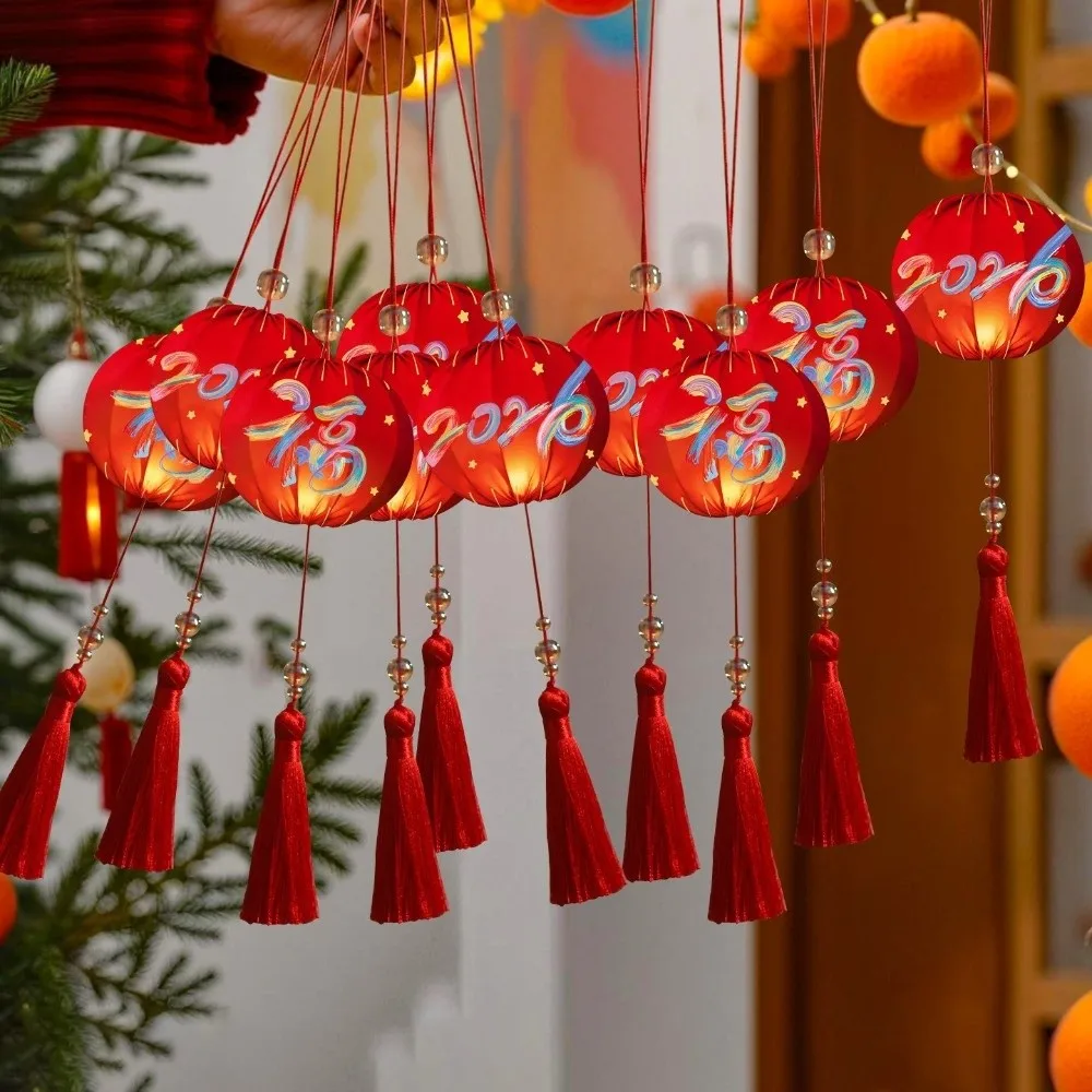 فوانيس معلقة صينية لسن الحصان متوهجة حظًا سعيداً فوانيس صغيرة مضيئة مصنوعة يدويًا مع شرابة 2026 فوانيس السنة الجديدة