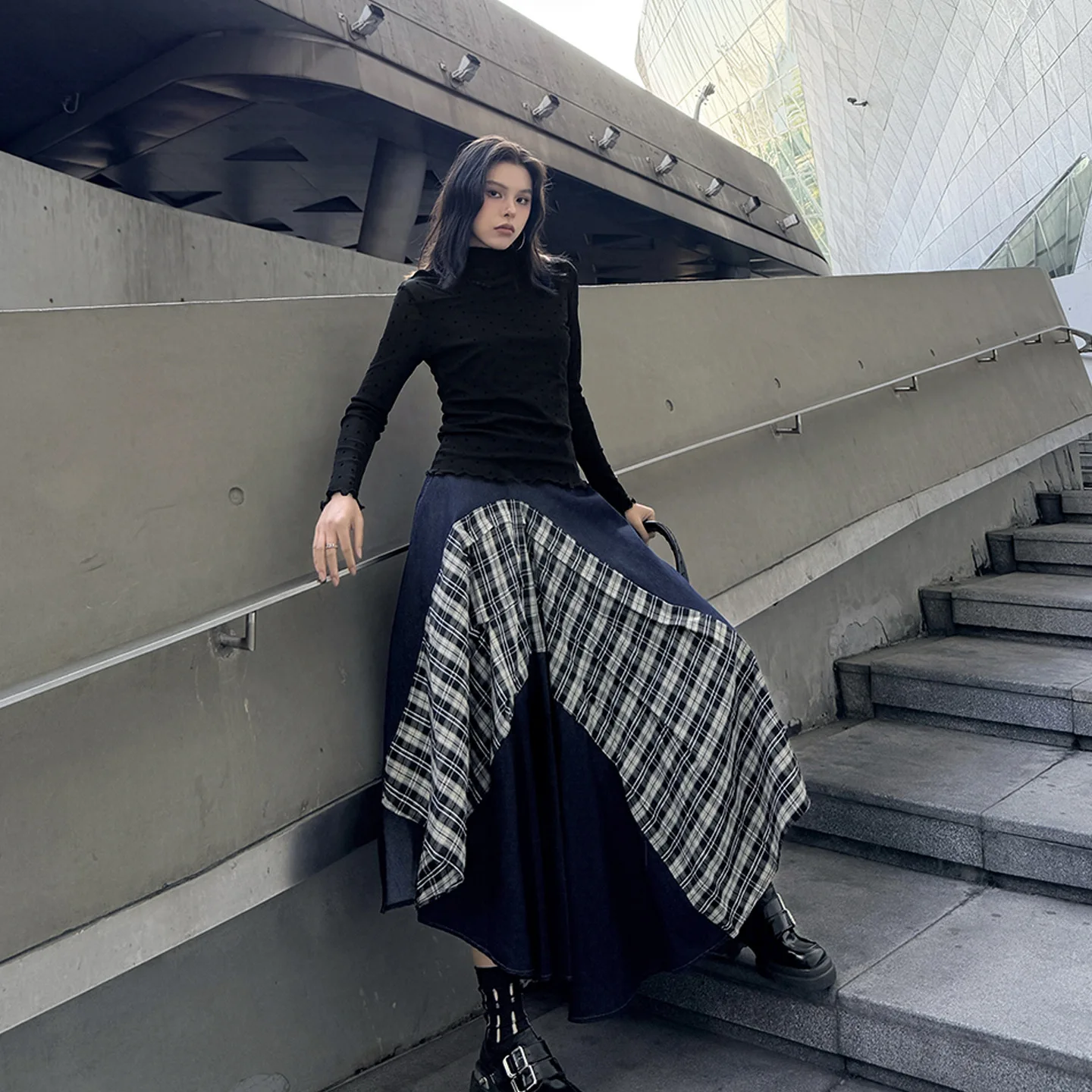 

Модный комплект SuperAen: юбка миди с асимметричным подолом и оборками из денима и тюля, топ из двух частей