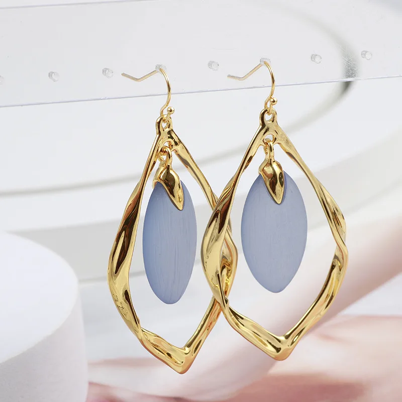 Simple Design Personality Exaggerated Geometric Irregular Fold Water Drop Resin Lightweight Fashion Earring Ear Clip for Women