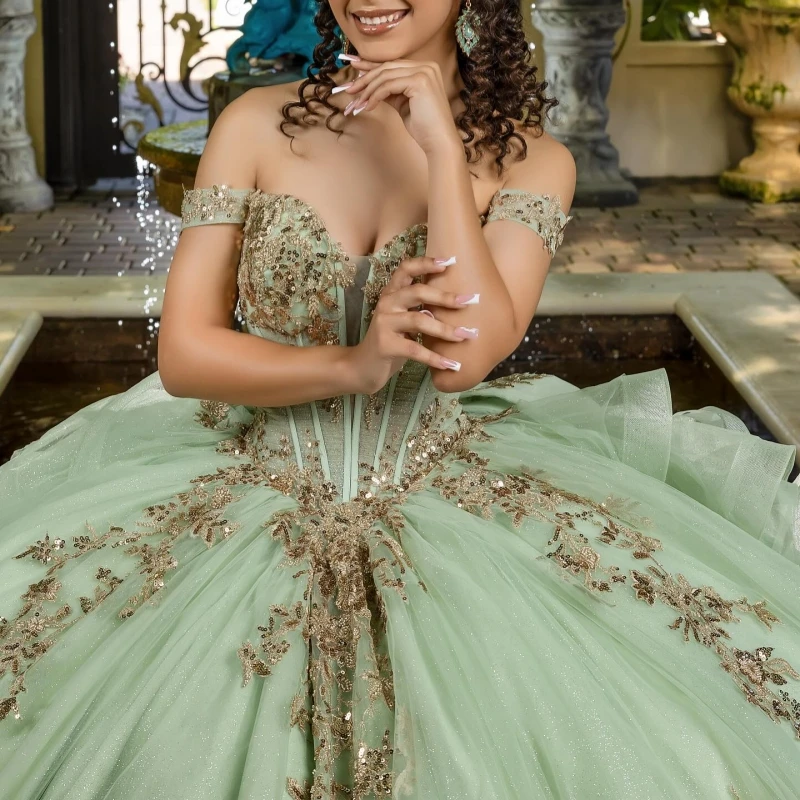 فساتين Quinceanera باللون الأخضر الحكيم قبالة الكتف مزين بالذهب والدانتيل والخرز القوس تول مشد الكرة ثوب Vestidos De 15 Anos