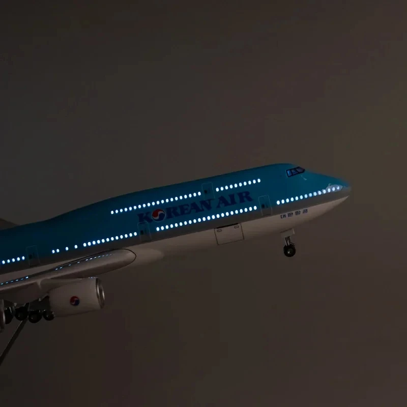 New 1/160 Airplane Korean Air 747 B747-8 Airline Civil Airliner Model LED Light Landing Gear 47CM Plane Model Gifts Display