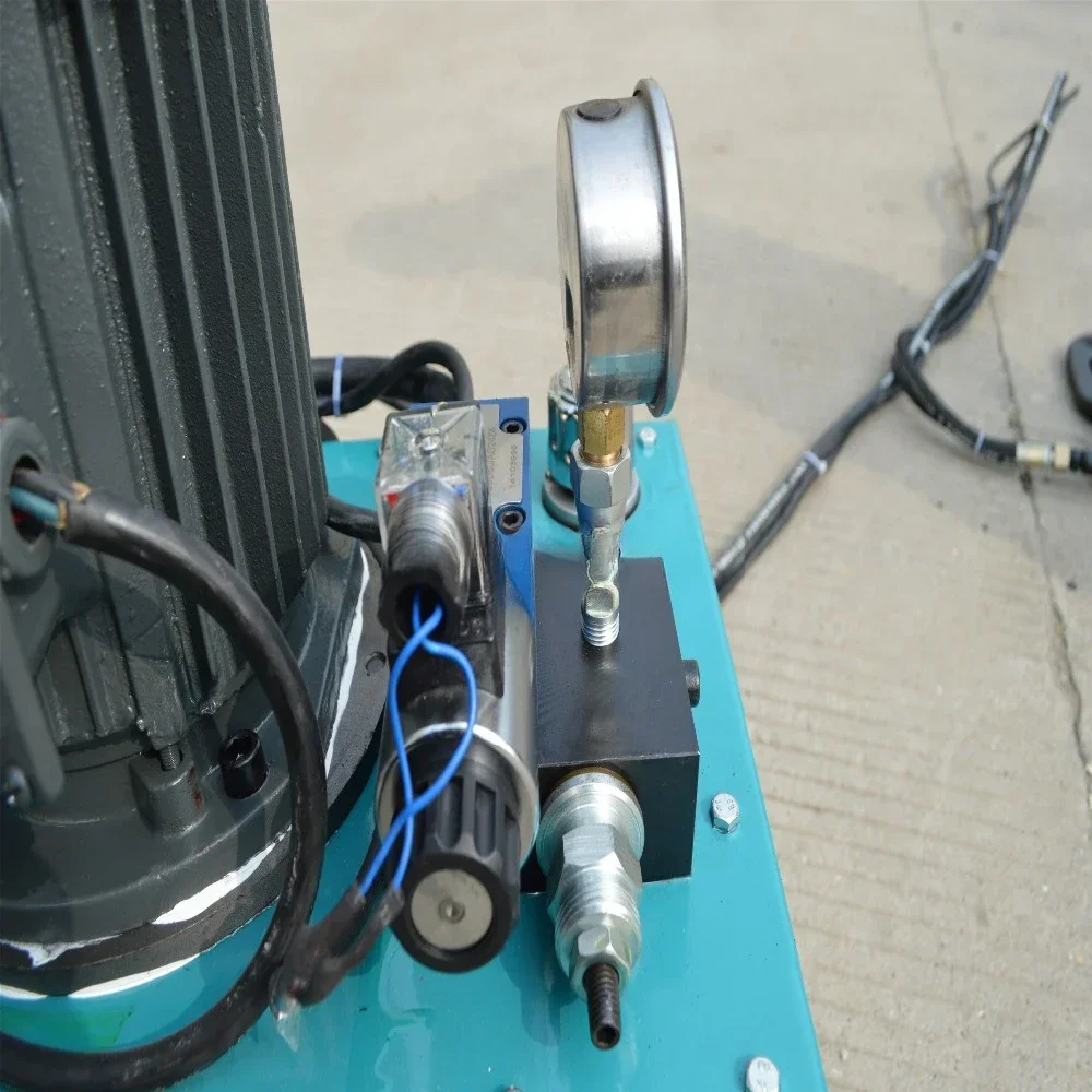 Portable hydraulic riveting machine