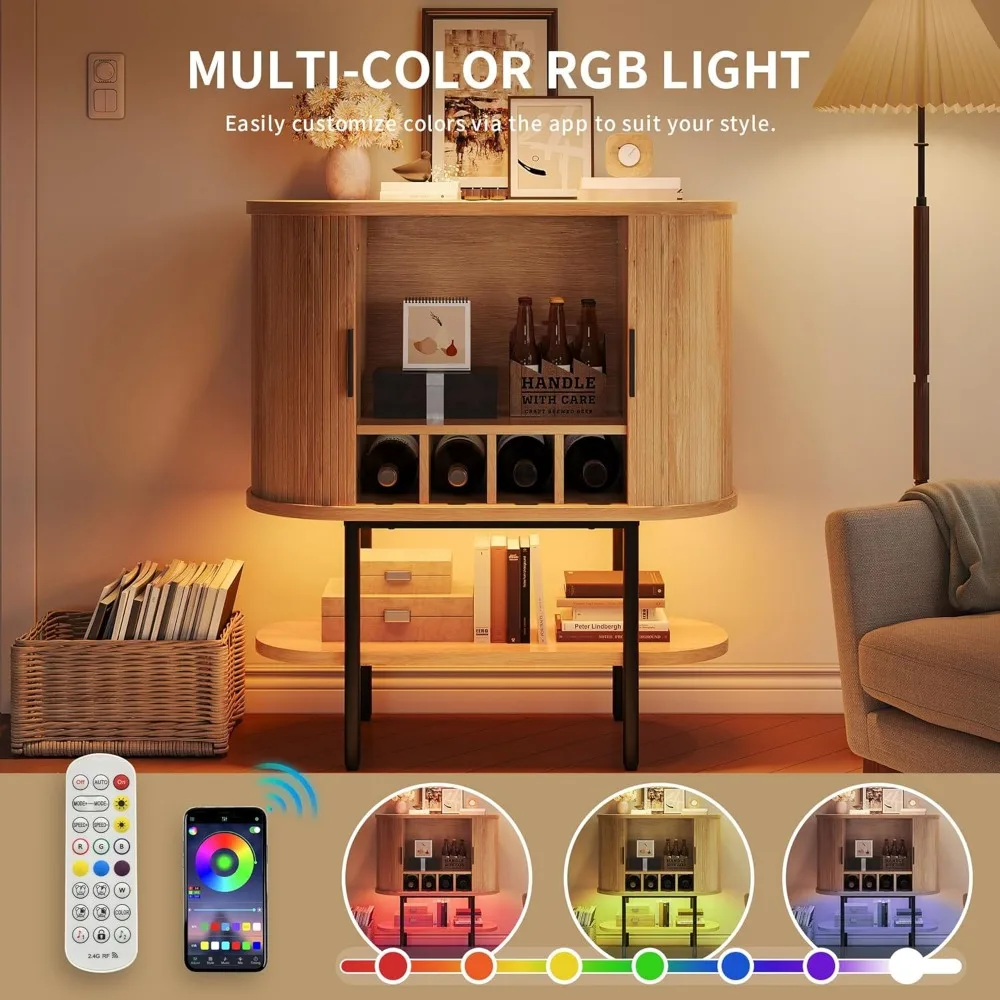 천연 오크 소재의 주방 또는 거실용 LED 조명, 슬라이딩 도어, 와인 랙 및 유리 홀더가 있는 모던 사이드보드 캐비닛