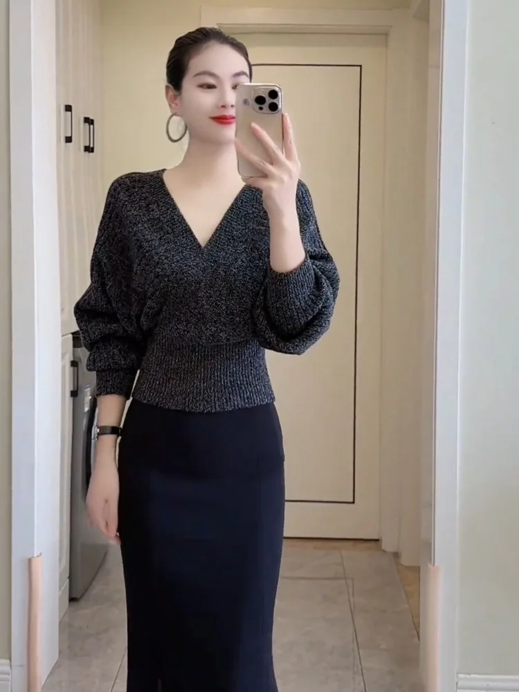 

Gray V-Neck Knitwear Women's Fashionable Elegant Unique High-End Top Early Autumn Atmosphere Sense Stylish Polyester Fiber