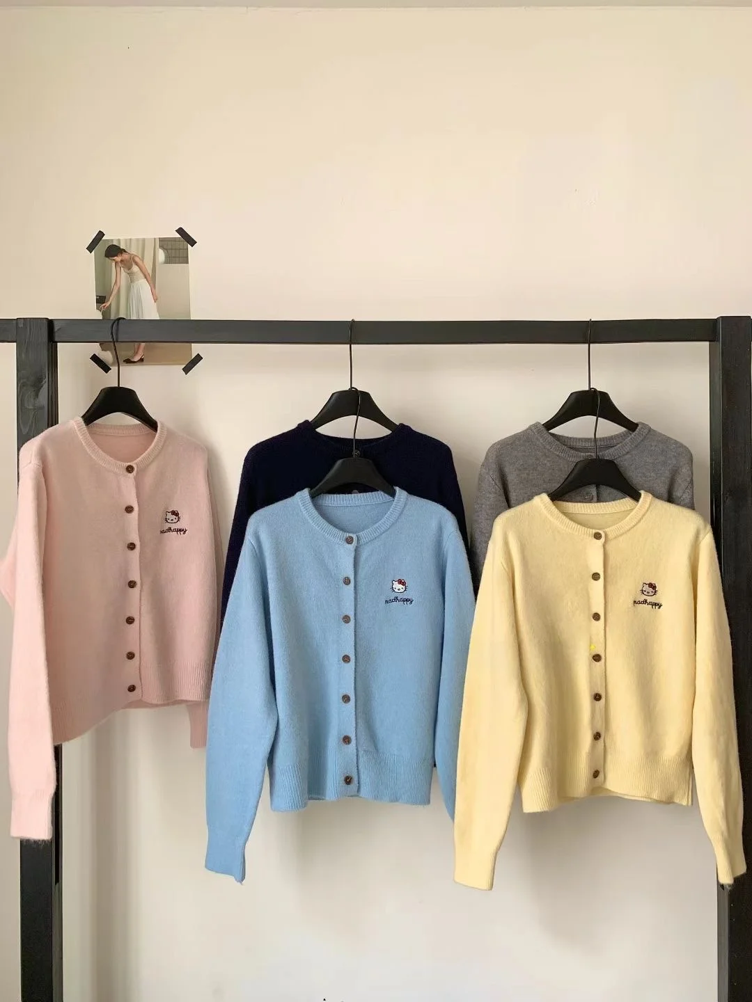 

Корейское яйцо с мультяшной вышивкой, мягкая, уютная, ранняя осень, модная универсальная утягивающая верхняя одежда, женский вязаный топ...