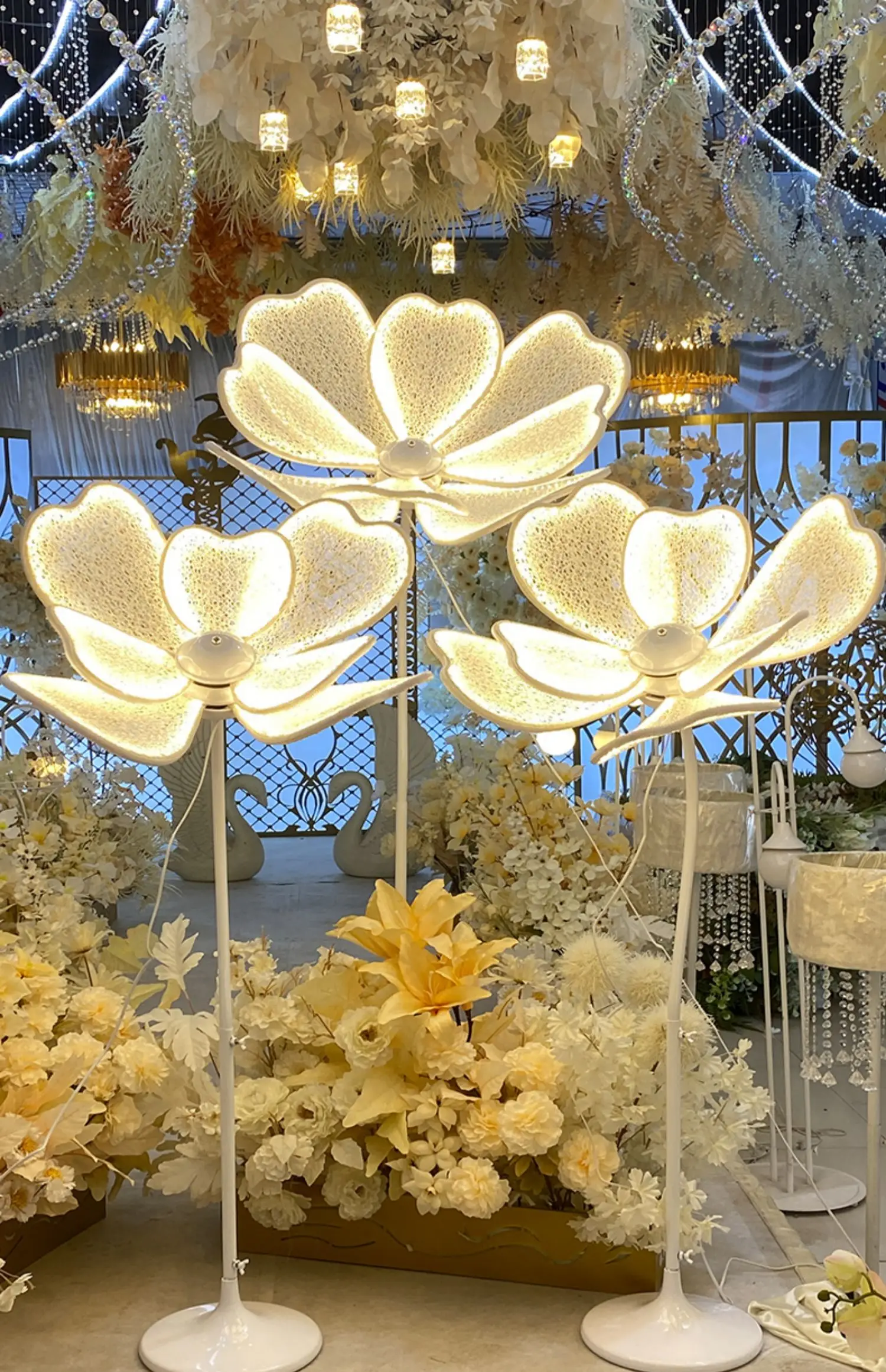 Wedding props, iron flower petals, lotus lights, peony flowers, wedding stage lights, on-site installation of street lights