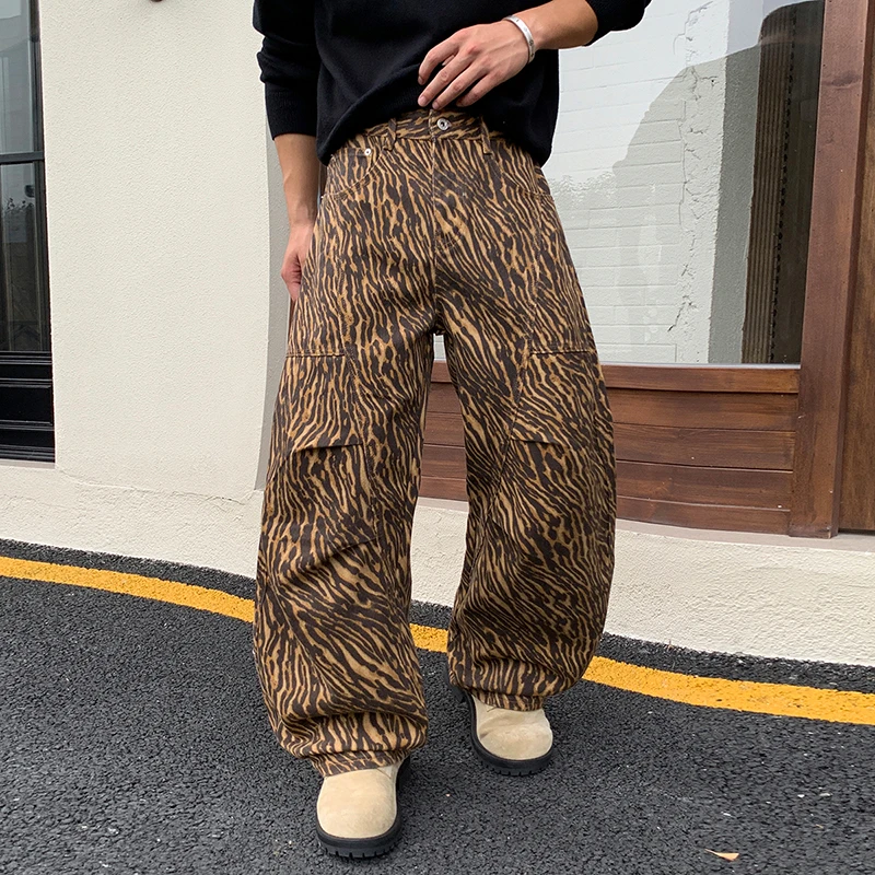 Men Baggy Wide Leg Leopard Print Jeans American Vintage Wash Streetwear Denim Trousers High Street Fashion Trendy Y2K Male Pants