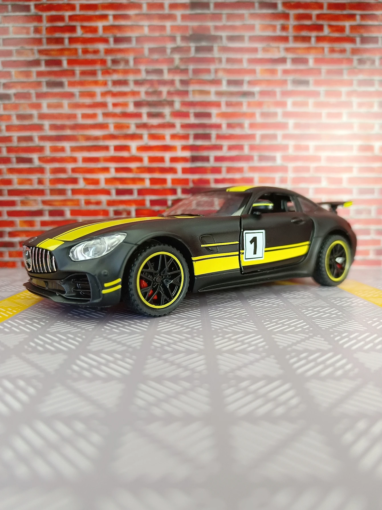 1:32 Mercedes Benz GT AMG adorno de modelo de coche de aleación, puertas y capó de motor, el maletero se puede abrir detalles ricos, mano de obra fina