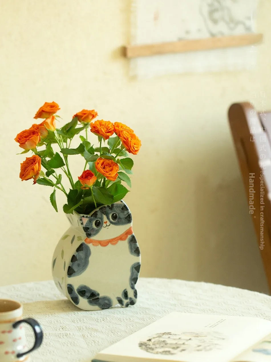 

Cute aped Cerc Flower Vase Hand-Painted Creative Decoration Small Size Desktop Flower Holder for Home And Office