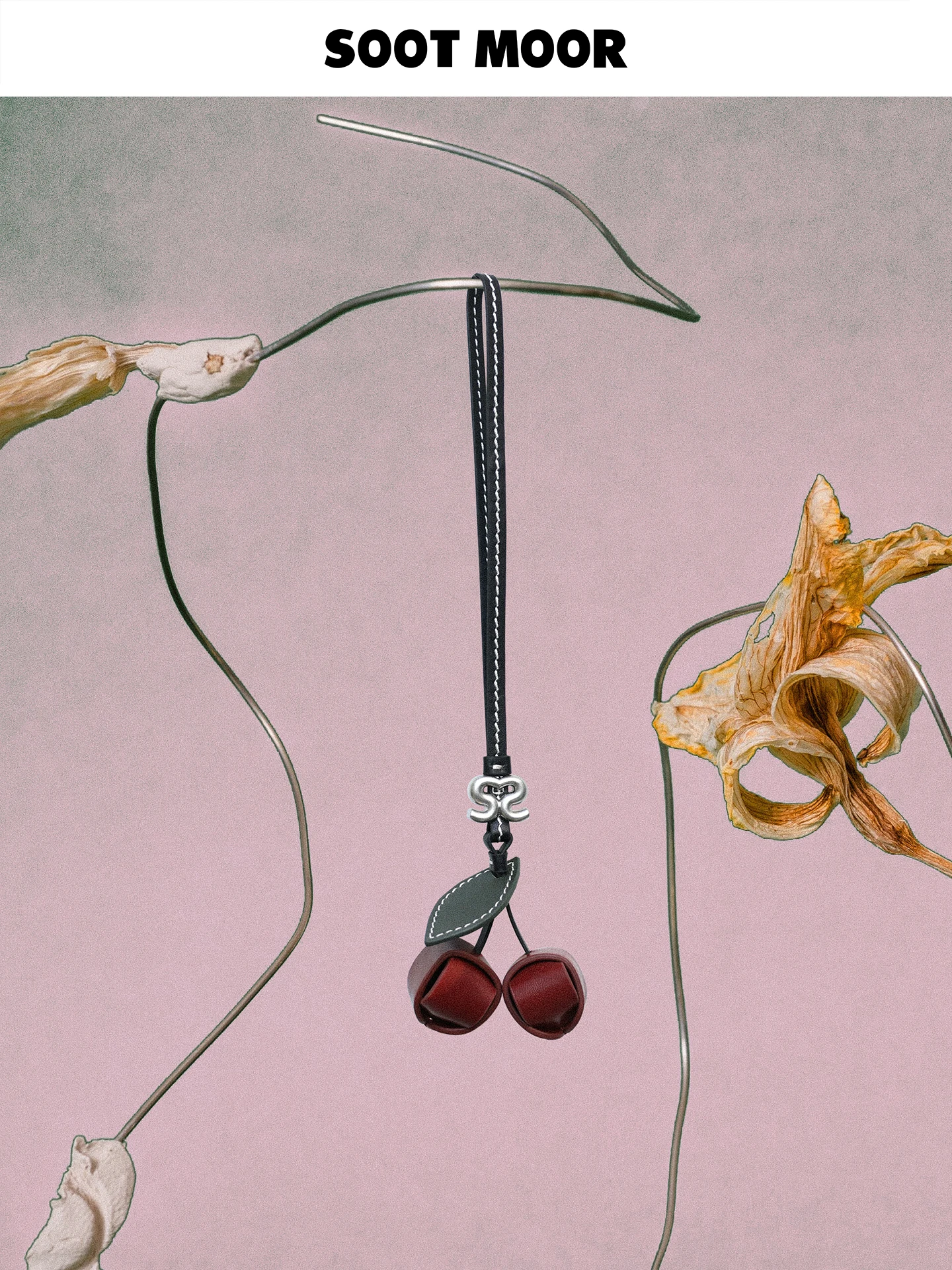 soot-moor-nuovo-anno-luy-cherry-accessorio-per-borsa-fatto-a-mano-in-pelle-design-alla-moda-produzione-in-piccoli-lotti