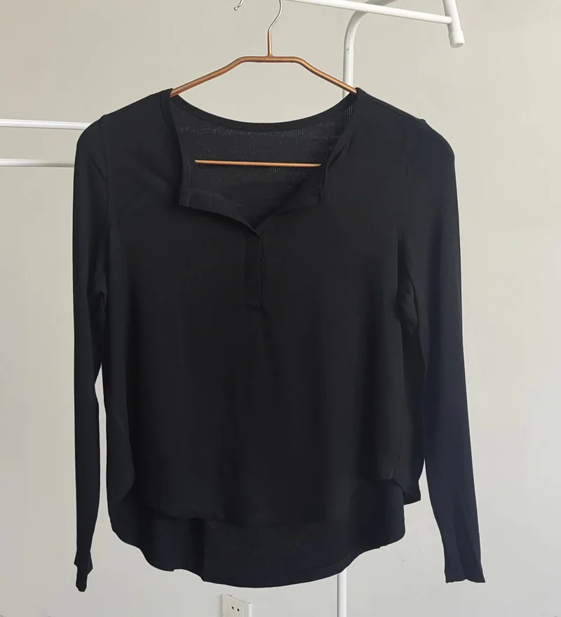 Fashionable Yoga Shirts for Women Stretchy and Breathable Women's Long Sleeve Yoga Shirts for Daily Training Comfortable Workout