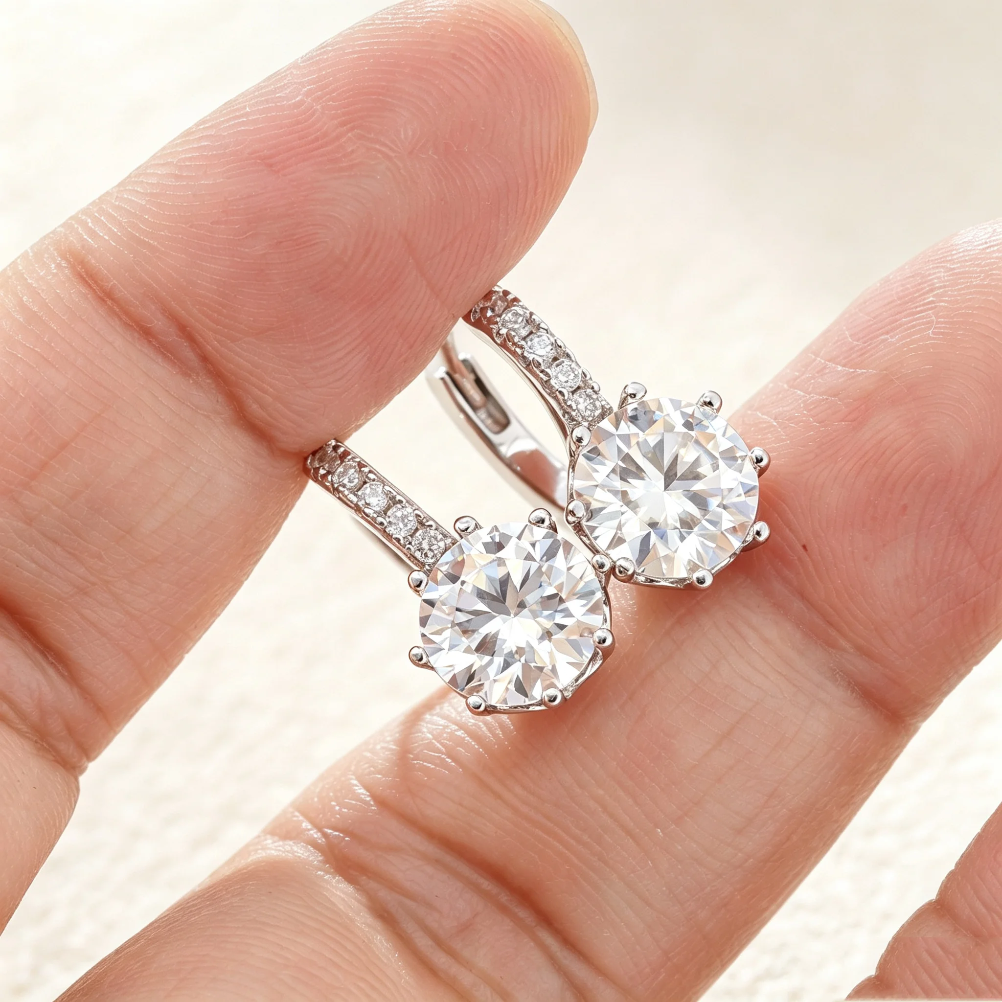 2カラットのモアッサナイトを使用した、シルバーのスタッドピアス。クラシックなデザインで、女性向けのファッションアクセサリーとして、また、上品なジュエリーの贈り物としても最適です。