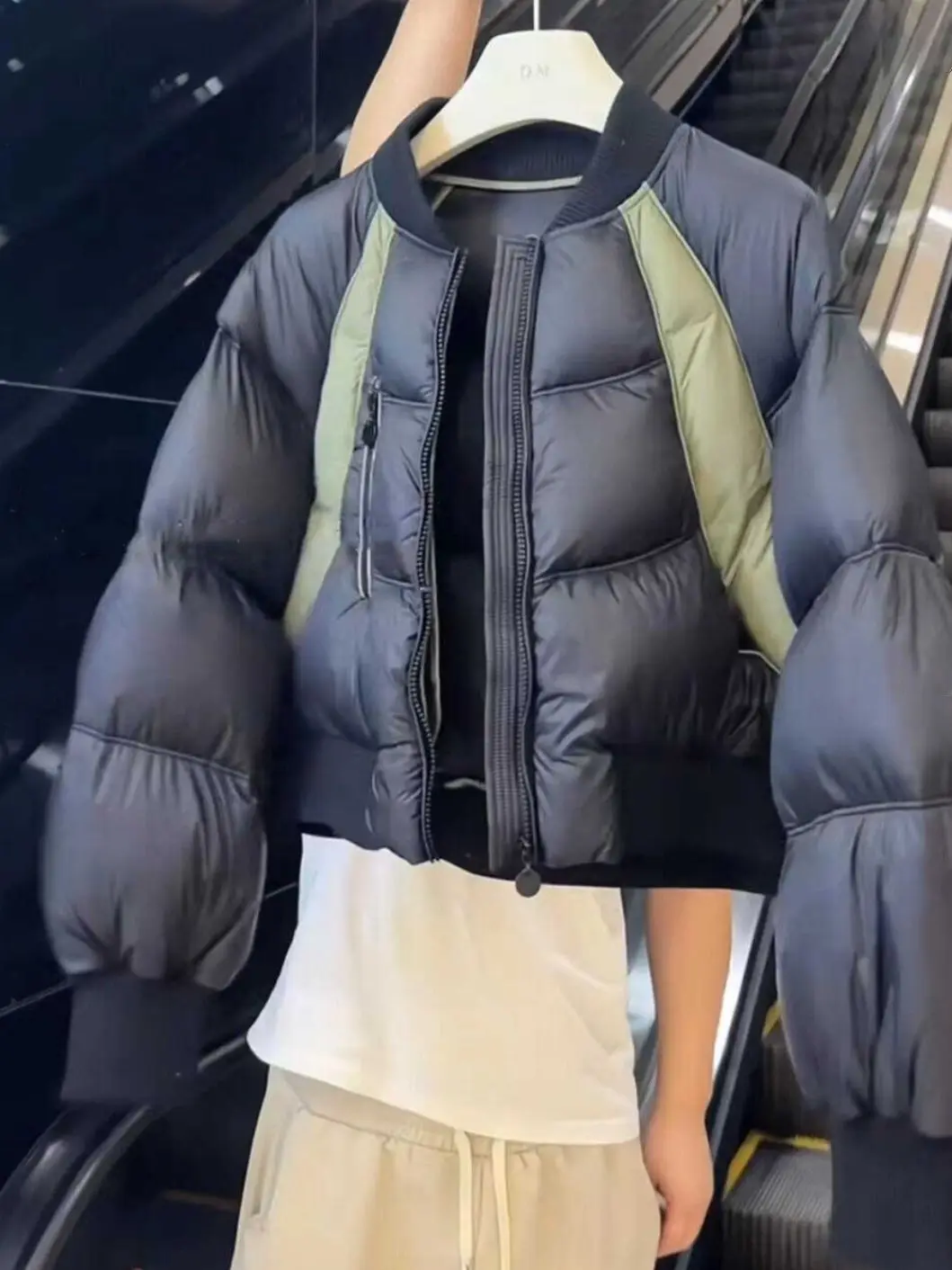 سترة قطنية جديدة لخريف وشتاء 2025 للنساء بياقة بيسبول قصيرة وسترة منتفخة دافئة سميكة