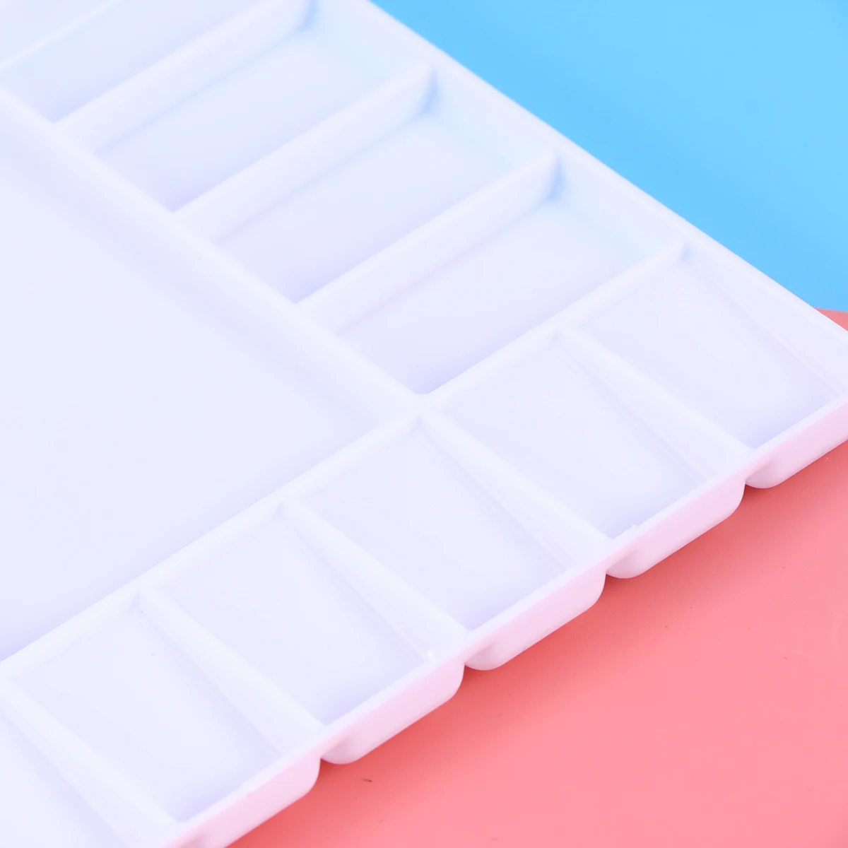 

33 Compartments Plastic Palette Durable White Painting Tray With Thumbhole And Brush Holders For Artists Students Art Studio