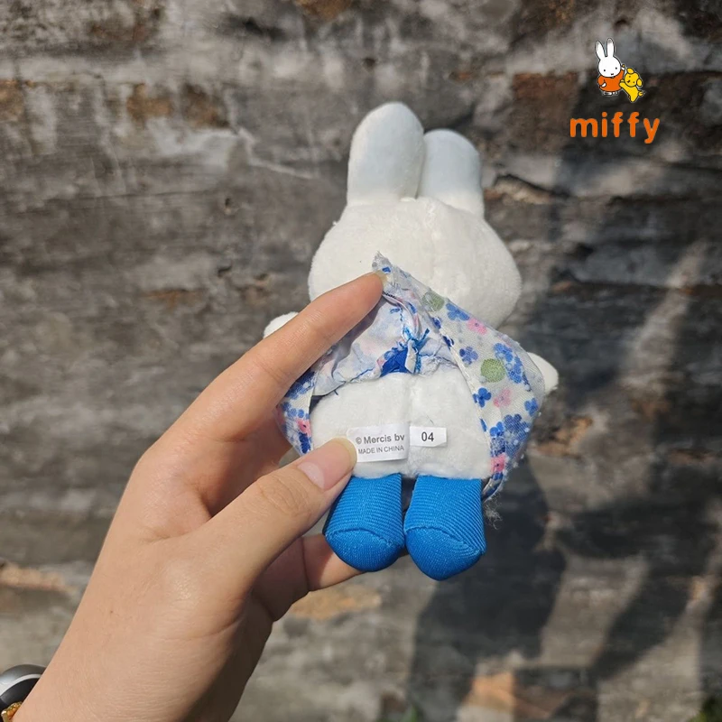 Kawaii miffy pingente de pelúcia dos desenhos animados azul floral vestido fofo brinquedo de pelúcia mochila anime acessórios dopamina boneca de pelúcia chaveiros