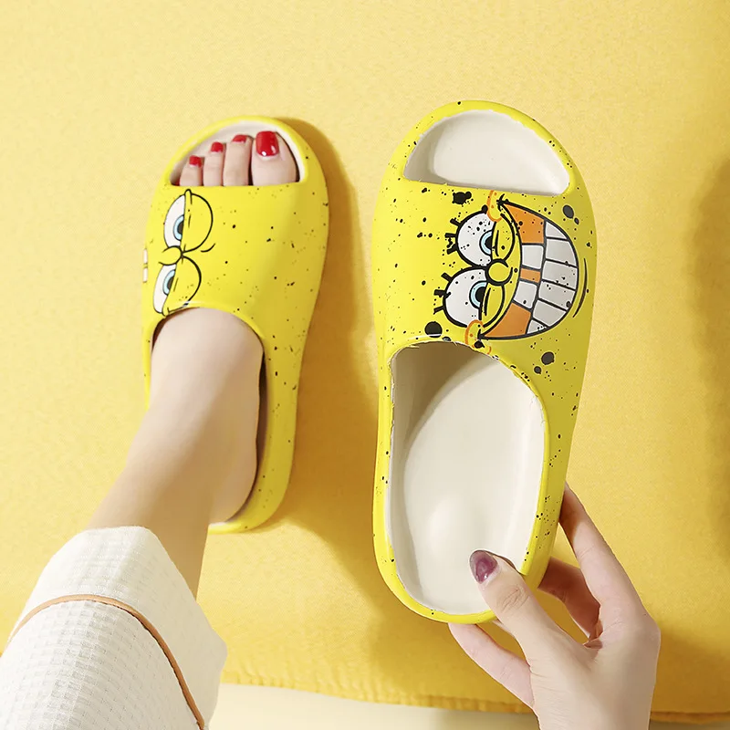 Zapatillas de dibujos animados de Bob Esponja para mujer, zapatos de Casa gruesos antideslizantes de fondo suave Kawaii, zapatos de playa para