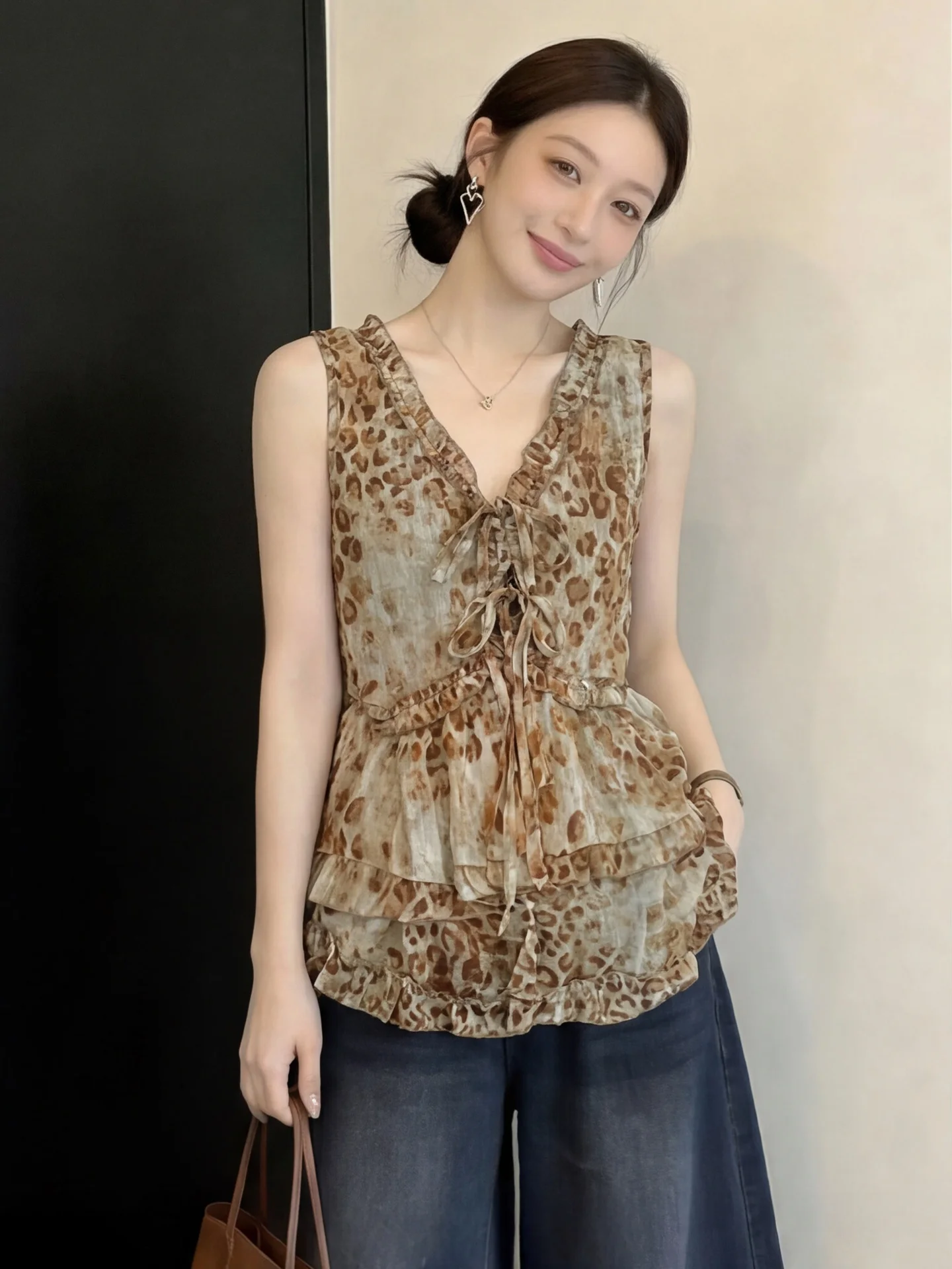 

Retro Leopard Print Chiffon Top Women Summer Lightweight V-Neck Loose Fit Sleeveless Shirt Casual Floral Pattern Blouse