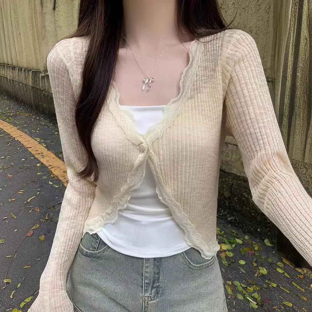 Cardigan estivo in maglia sottile con finiture in pizzo, top corto a maniche lunghe con bottone singolo, cardigan in maglia a costine, maglione di protezione solare in lana