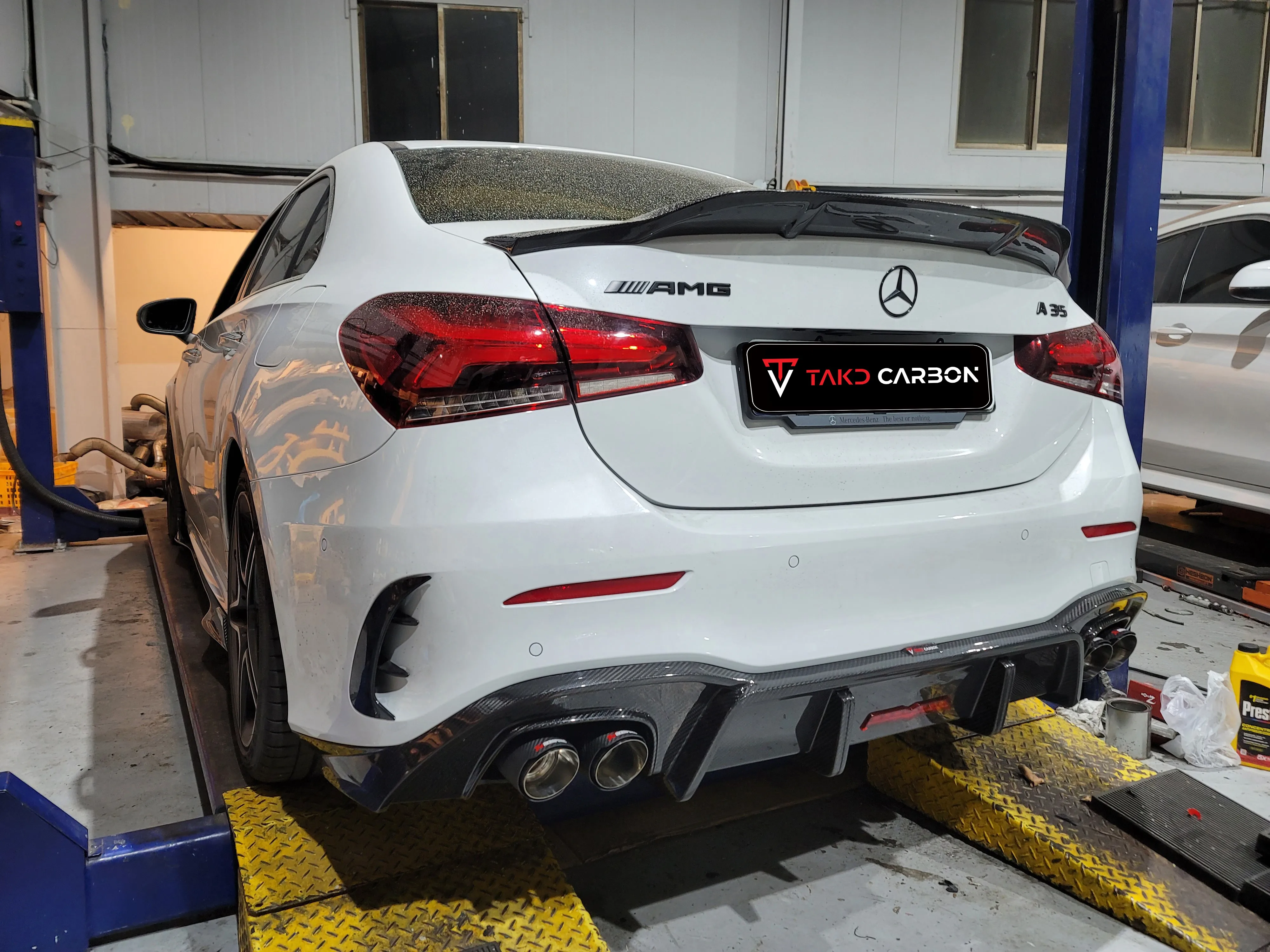 Real Car Data Development Dry Carbon Fiber Rear Bumper Lip Diffuser With The LED Light For BENZ AMG A35L W177