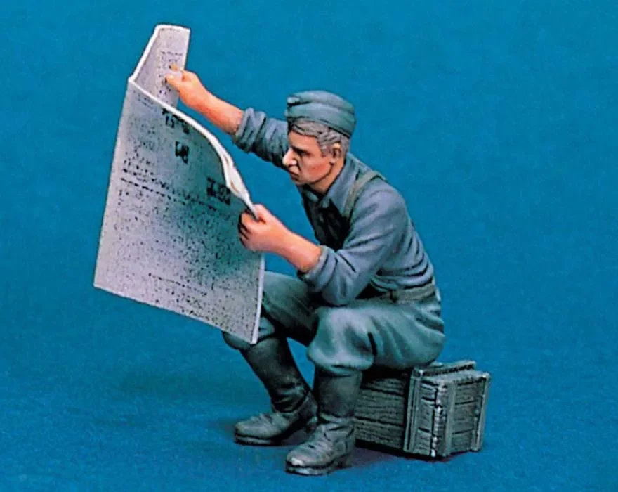 

1/35 Scale Resin Figure Model Kits READING NEWSPAPER Soldiers (NO NEWSPAPER) Unassembled and Unpainted