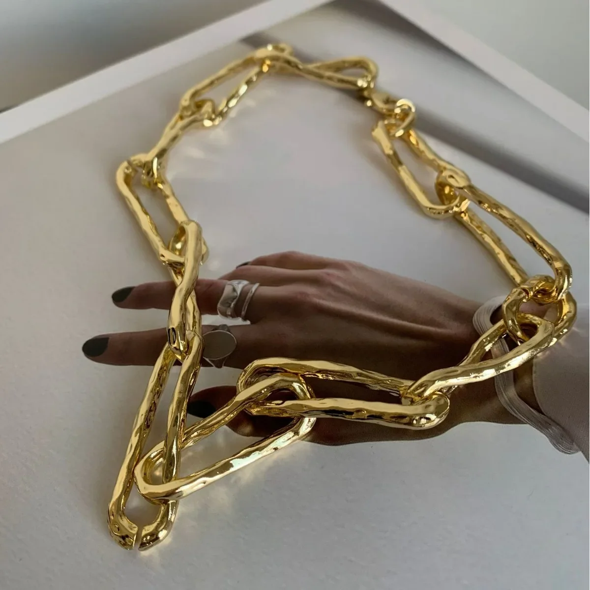 

Retro Gold Plated Short Collar for Women Exaggerated Girls Thick Splicing Vintage Metal Choker Jewelry 2024 Trend