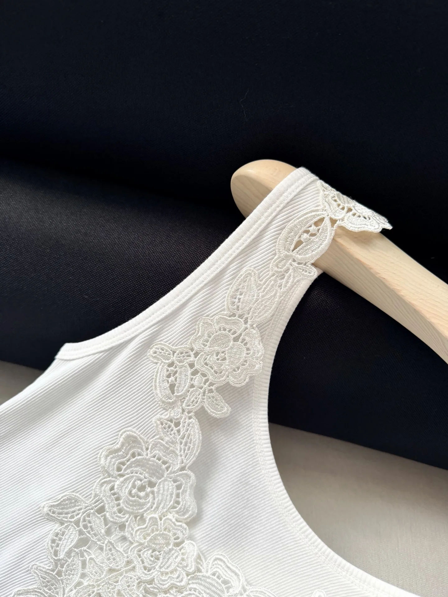 Lace Embroidery Patch Women White Tank Tops V-Neck Sleeveless Solid Color Fashion Slim Knitted Vest