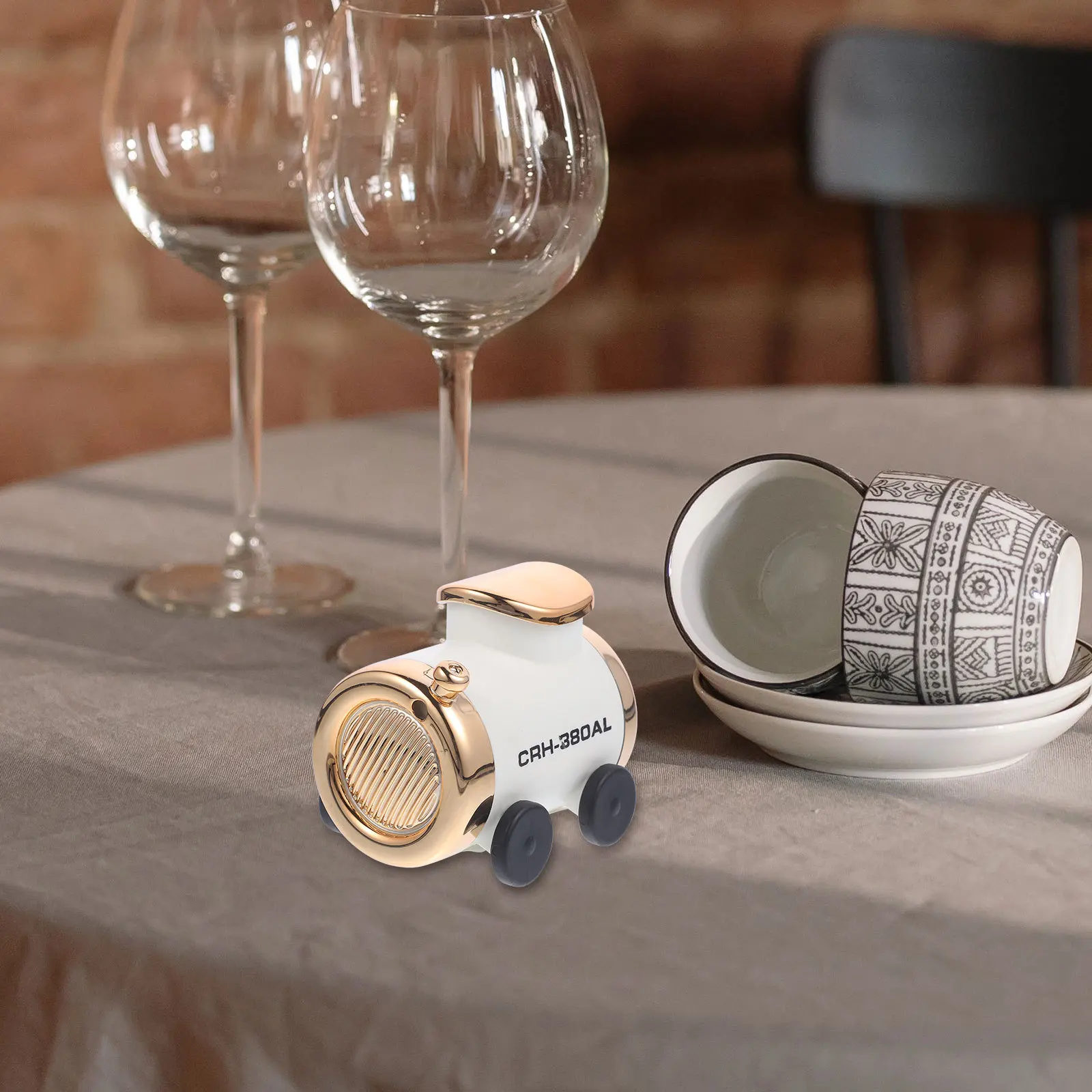 

Compact Plastic Toothpick Holder Train Design Portable Storage Box Toothpick Dispenser Mini Case for Bar Home Restaurant