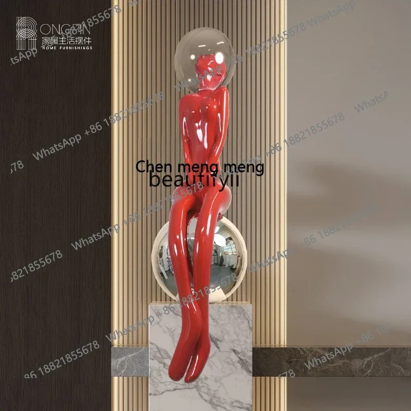 cc182R 大型の床から天井までの抽象的な人物彫刻の装飾品、リビングルームのソファの横、ニッチな高級装飾品の隣