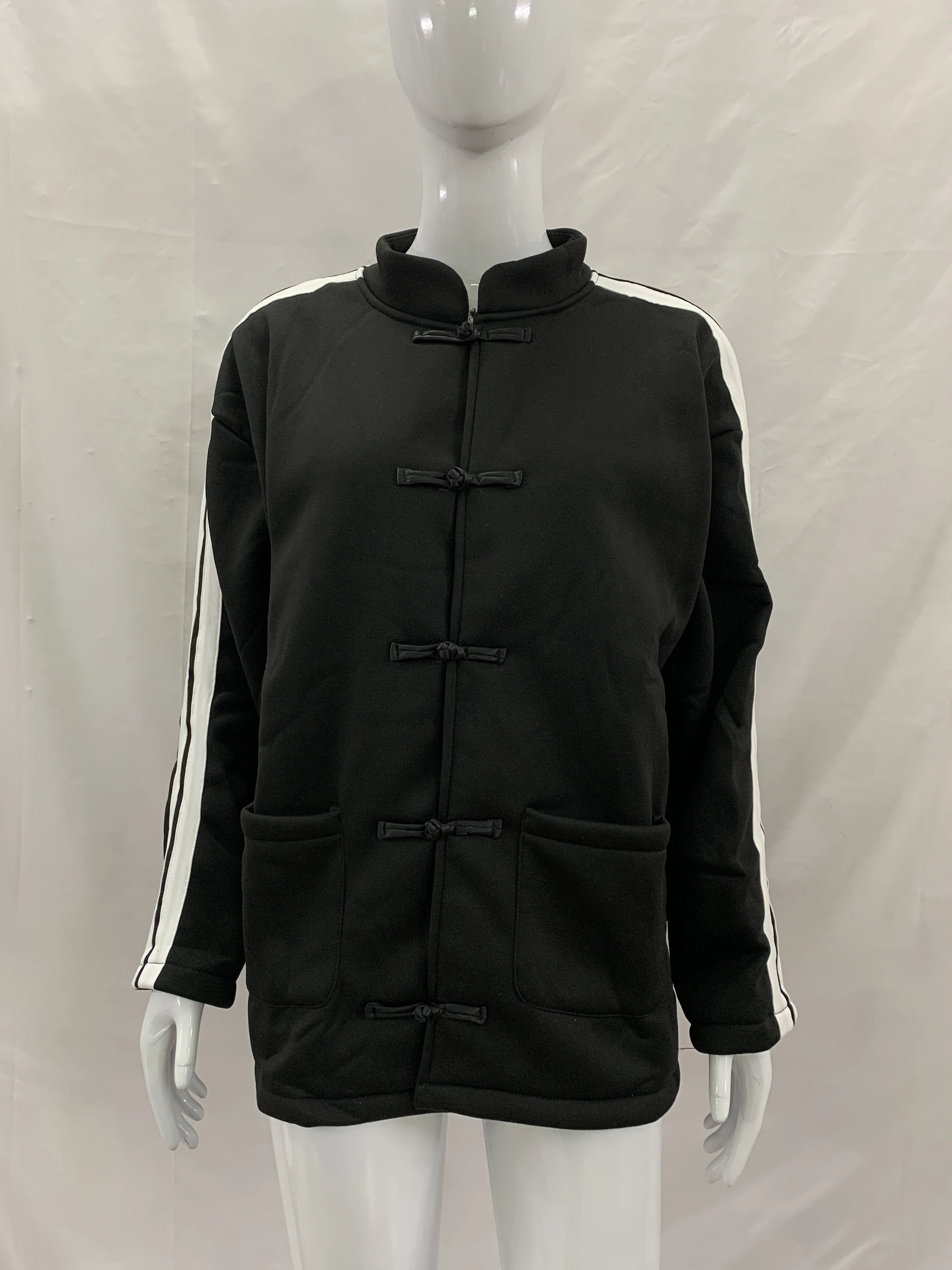Neuer Strickcardigan im chinesischen Nationalstil mit Streifenmuster, Kragen, Schnalle, doppelten Taschen an den Ärmeln und Kontrastfarben – ein trendiger Mantel. – Detail 8