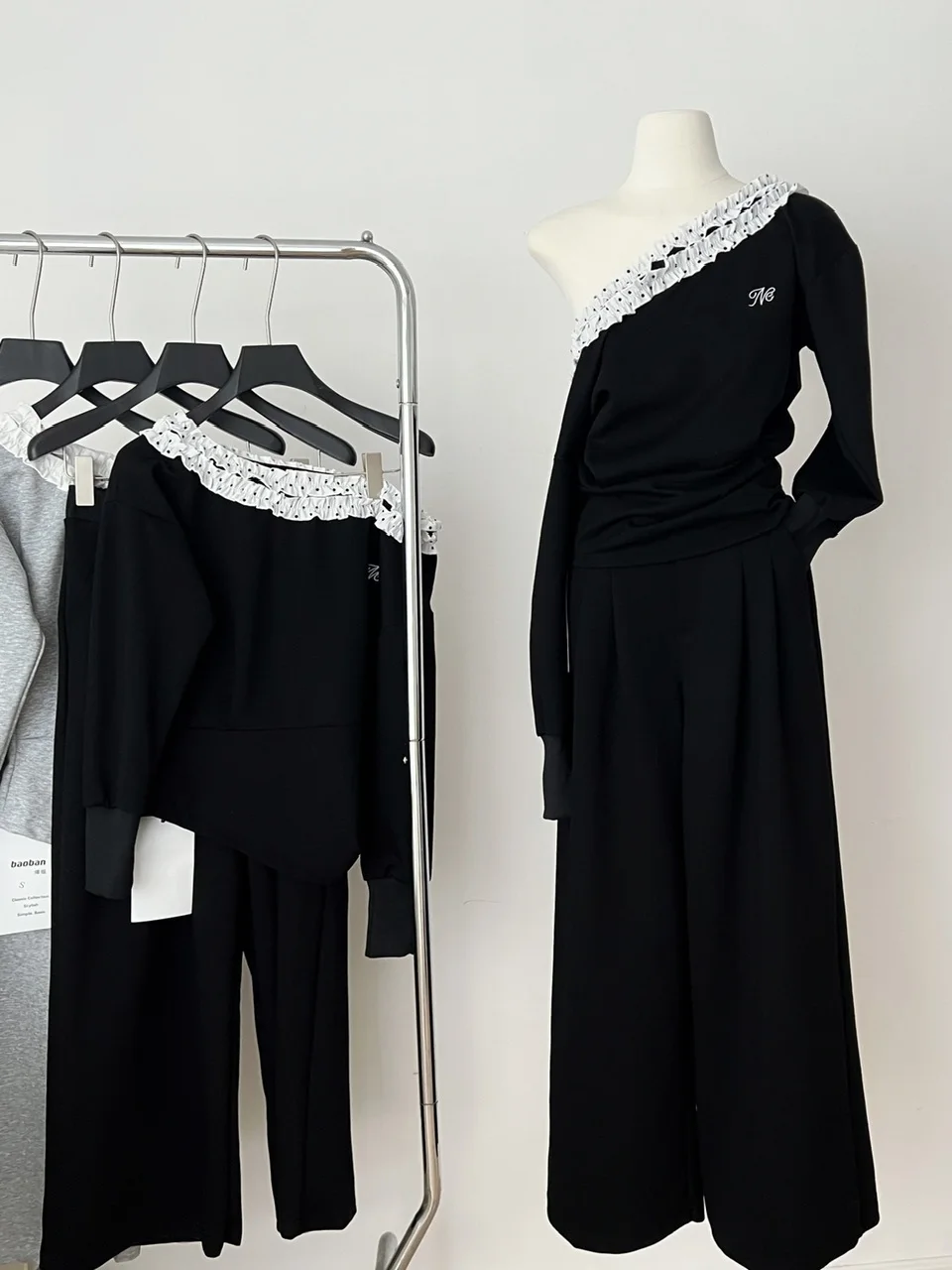 

Новинка 2025 года, женская повседневная толстовка с открытыми плечами и ушками, длинные брюки, комплект из двух предметов, универсальная удобная осенняя...