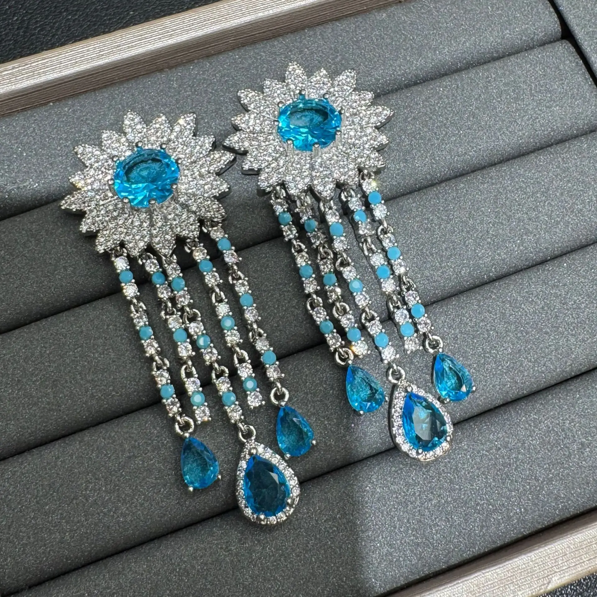 ต่างหูพู่ยาวประดับเพทาย เครื่องประดับแฟชั่นสำหรับผู้หญิง ต่างหูห้อยระย้าดีไซน์หรูหรา ประดับด้วยเพทายระยิบระยับ