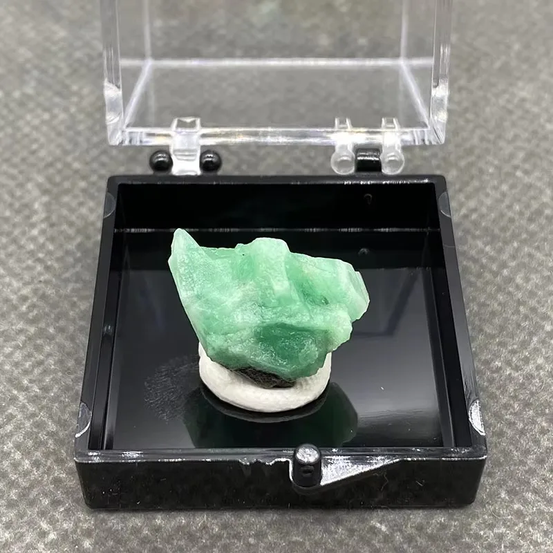 100% natural pure body, high-quality emerald raw stone mineral specimen, healing crystal gem collection+Box size：35*35*35mm