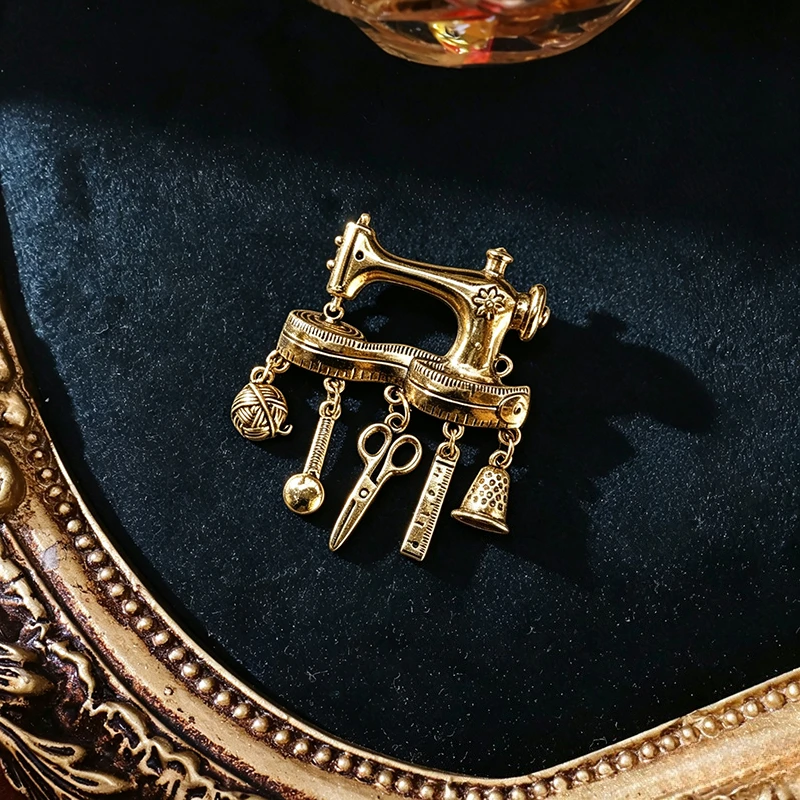 Vintage Sewing Machine Brooch Alloy Lapel Pin With Scissors Ruler Yarn Ball Thimble Charms Jewelry Gift For Tailor Seamstress