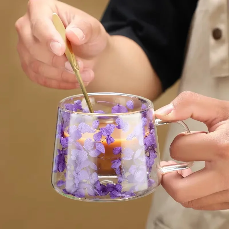 Doppelwandiges Glas im Boho-Stil mit getrockneten Blumen, verzierte Keramik-Tee-/Kaffee-/Milchbecher, hitzebeständiger Griff, Partyküche