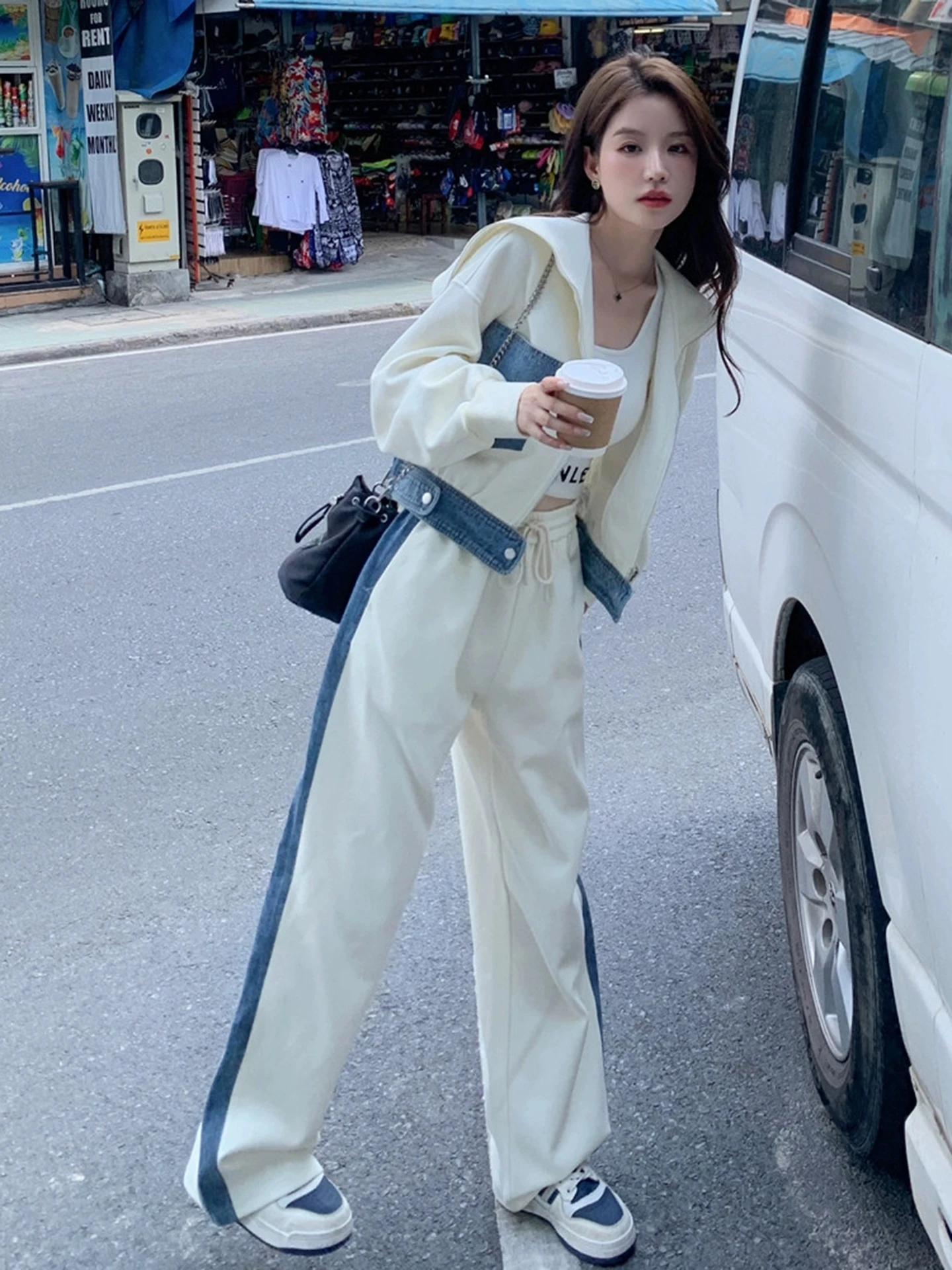 

Белый джинсовый лоскутный повседневный спортивный комплект для женщин, весна-осень 2026, новый комплект из двух предметов, антивозрастной студенческий комплект Sle Faion