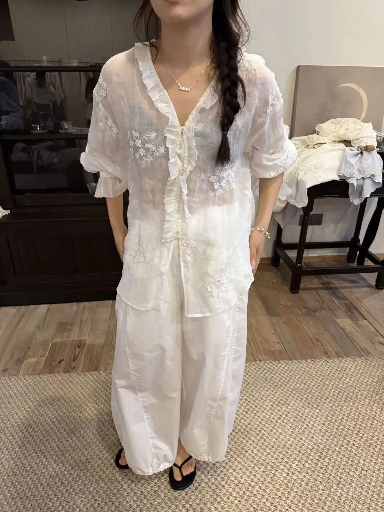 

Lilian Ouur Summer New Gentle Commuting Versatile 3D Embroidery Women's Shirt Loose Fit Breathable Short Sleeve V-Neck