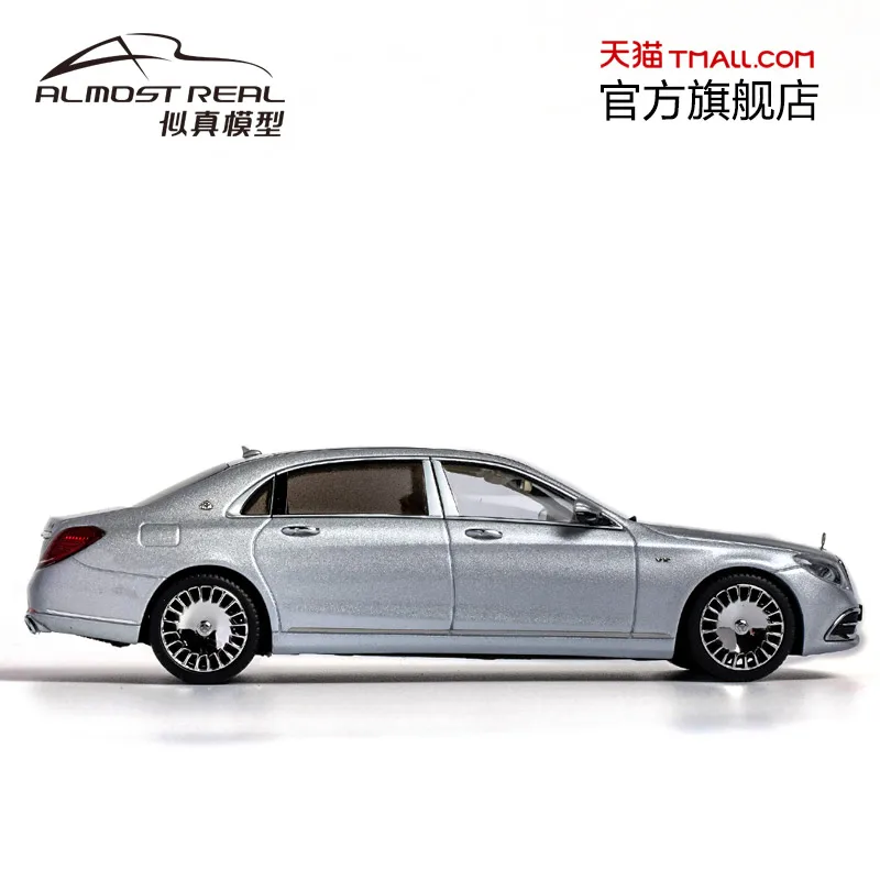 1:43 Mercedes-Benz Maybach S650 silver diecast alloy model, children\'s collection of decorative toys, holiday gifts for friends.