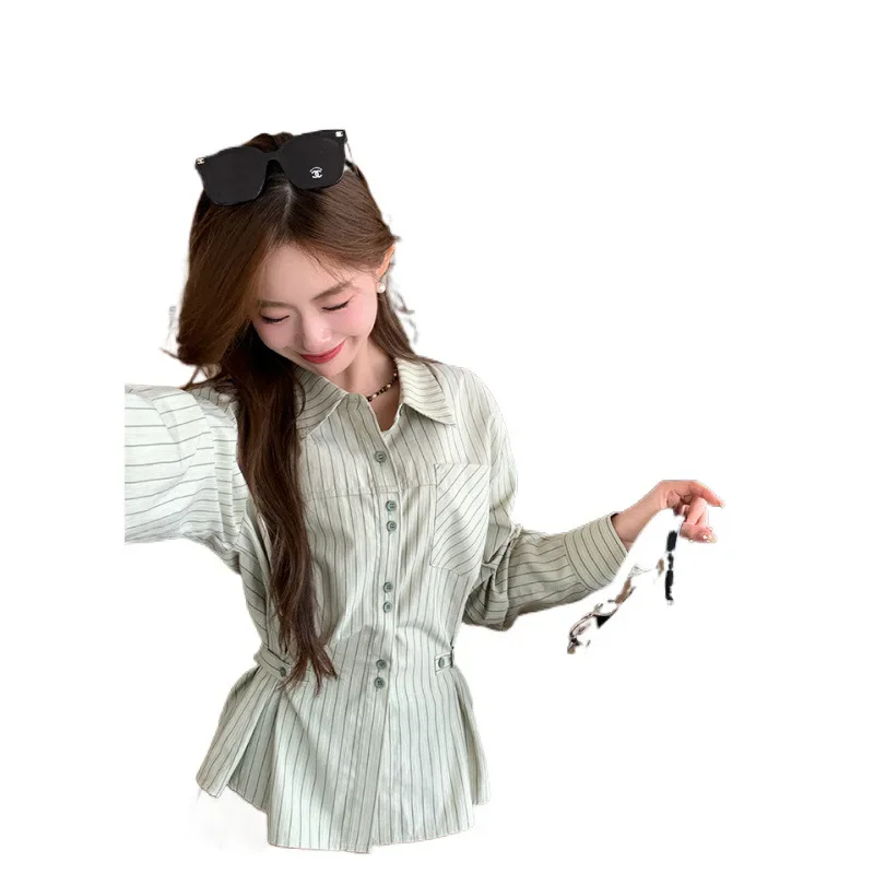 [أزرار متعددة الصدر واحدة] قميص صغير لأوائل الخريف 2025 بمزاج جديد تصميم نسائي مخطط جديد بأكمام طويلة