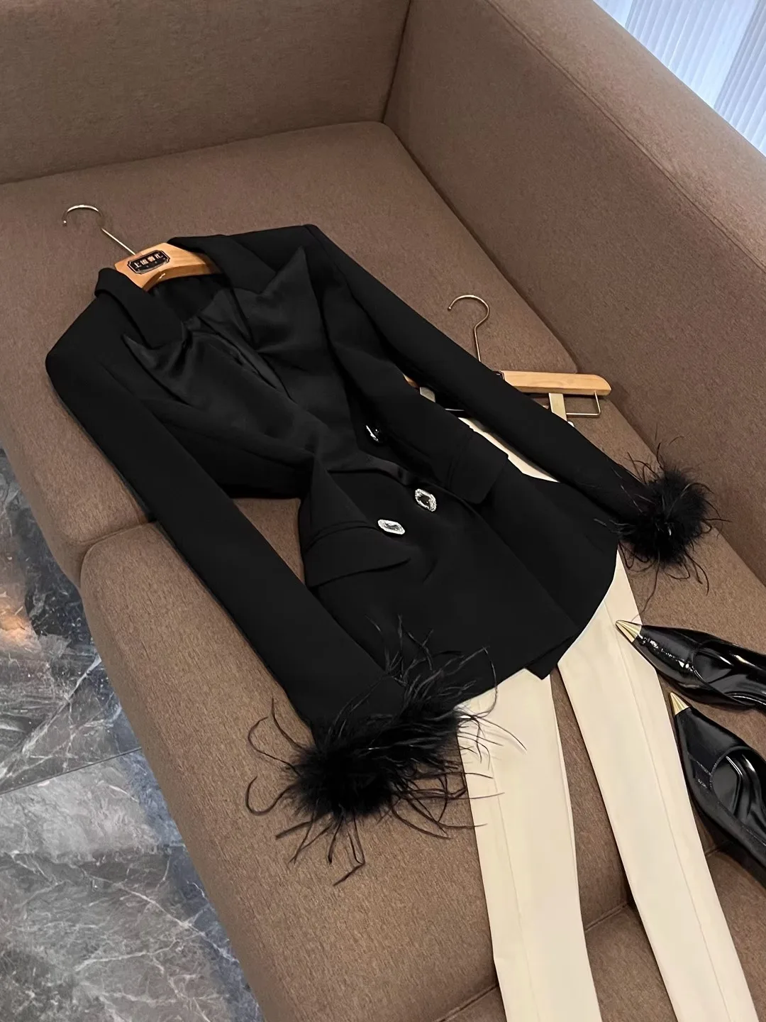 

Commute Sle Pure Color Bla Jaet Outerwear 2025 Early Winter Women's Faionable Ostrich Feather Small Suit X23