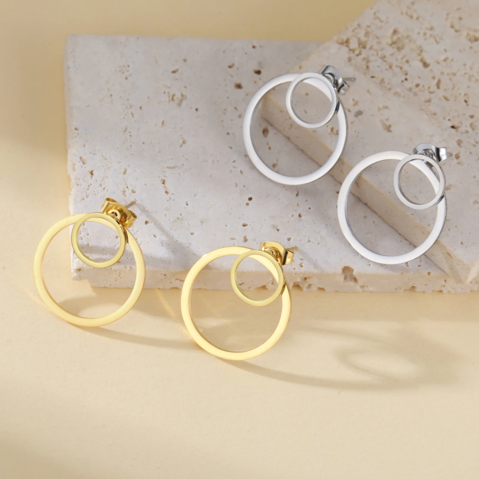 Skyrim Runde geometrische Ohrstecker für Damen, Edelstahl, goldfarben, minimalistische Ohrringe, trendiger Schmuck, Muttertagsgeschenk – Detail 3