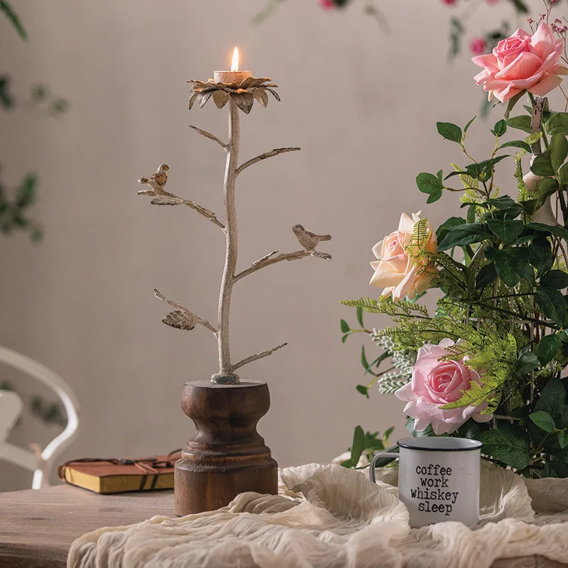 

Французский винтажный декор для дома: белый металлический подсвечник в форме цветка с деревянной подставкой для гостиной