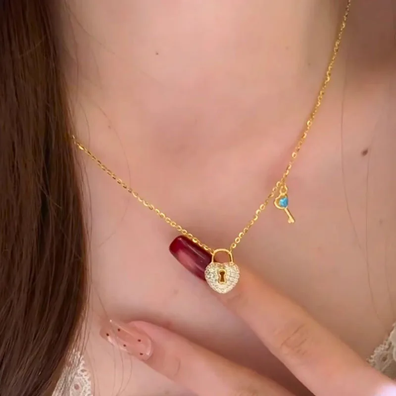 Classic diamonds inlaid small lock pendant blue gemstone heart-shaped key necklace luxurious and exquisite banquet jewelry gift