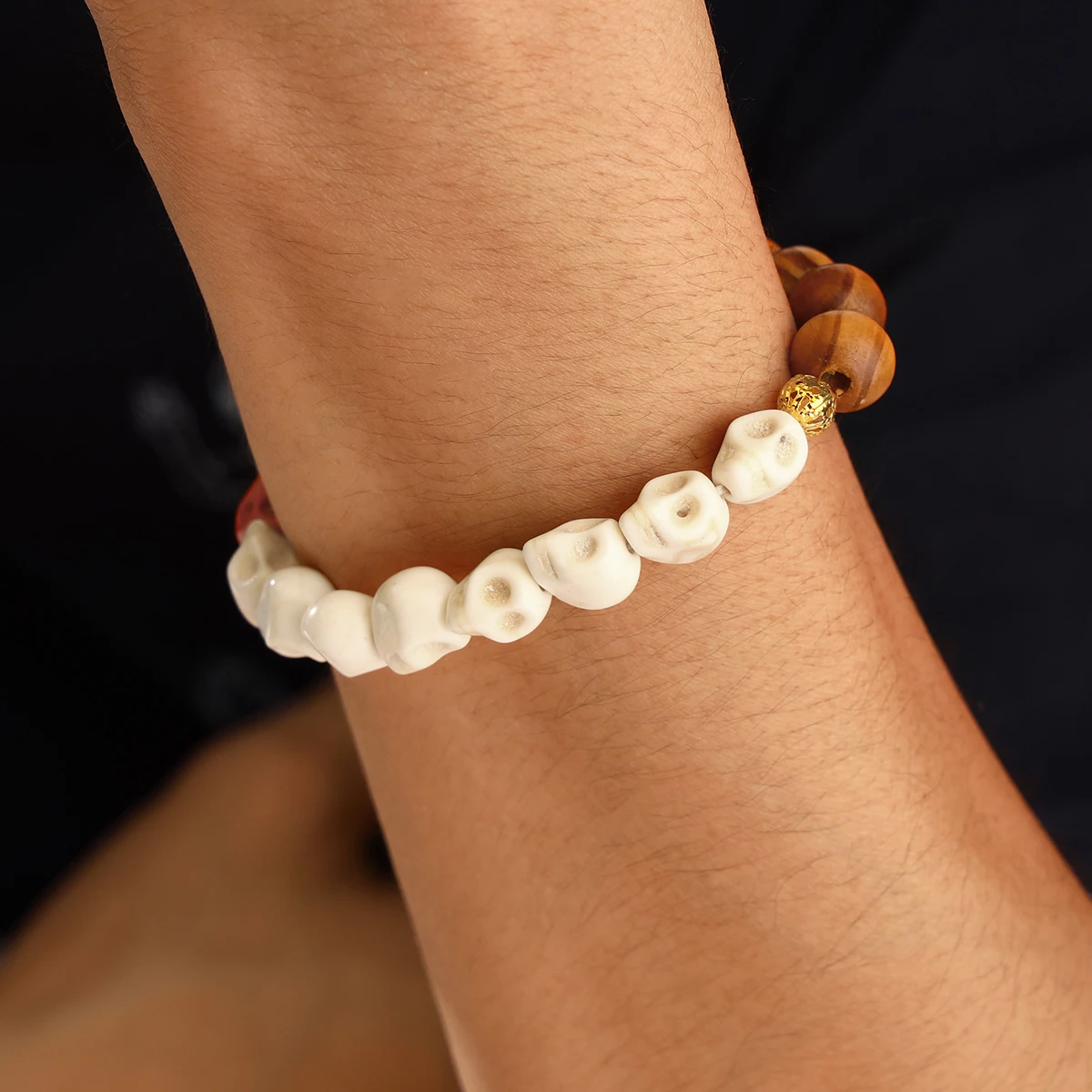สร้อยข้อมือธีมฮาโลวีน 1 ชิ้น สร้อยข้อมือลูกปัดไม้รูปหัวกะโหลก (สีสุ่ม)