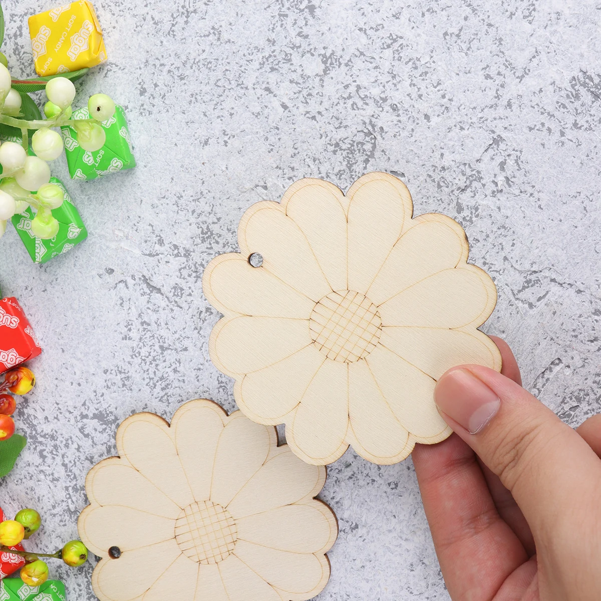 

20pcs Delicate and Christmas Wooden DIY Hanging Pendant Painting Wooden Slices for s (Flower Style)