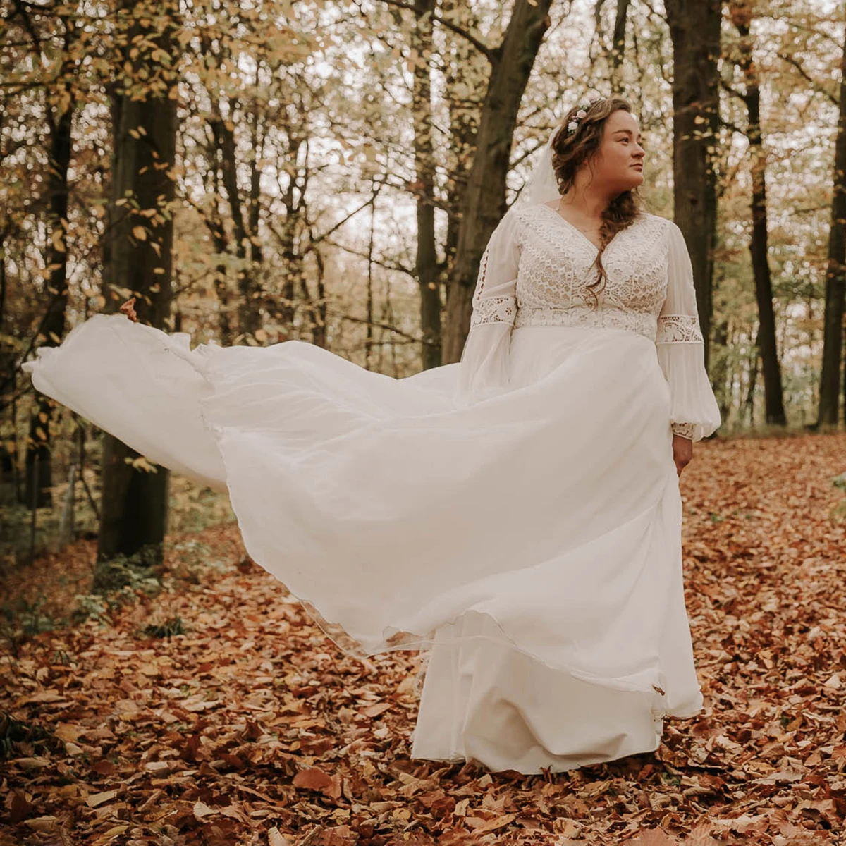 Plus Size Delicate Flowing  A-line Wedding Dress Long Sleeves Zipper Bohemian Customized V-Neck Elegant Floral Lace Bridal Gown