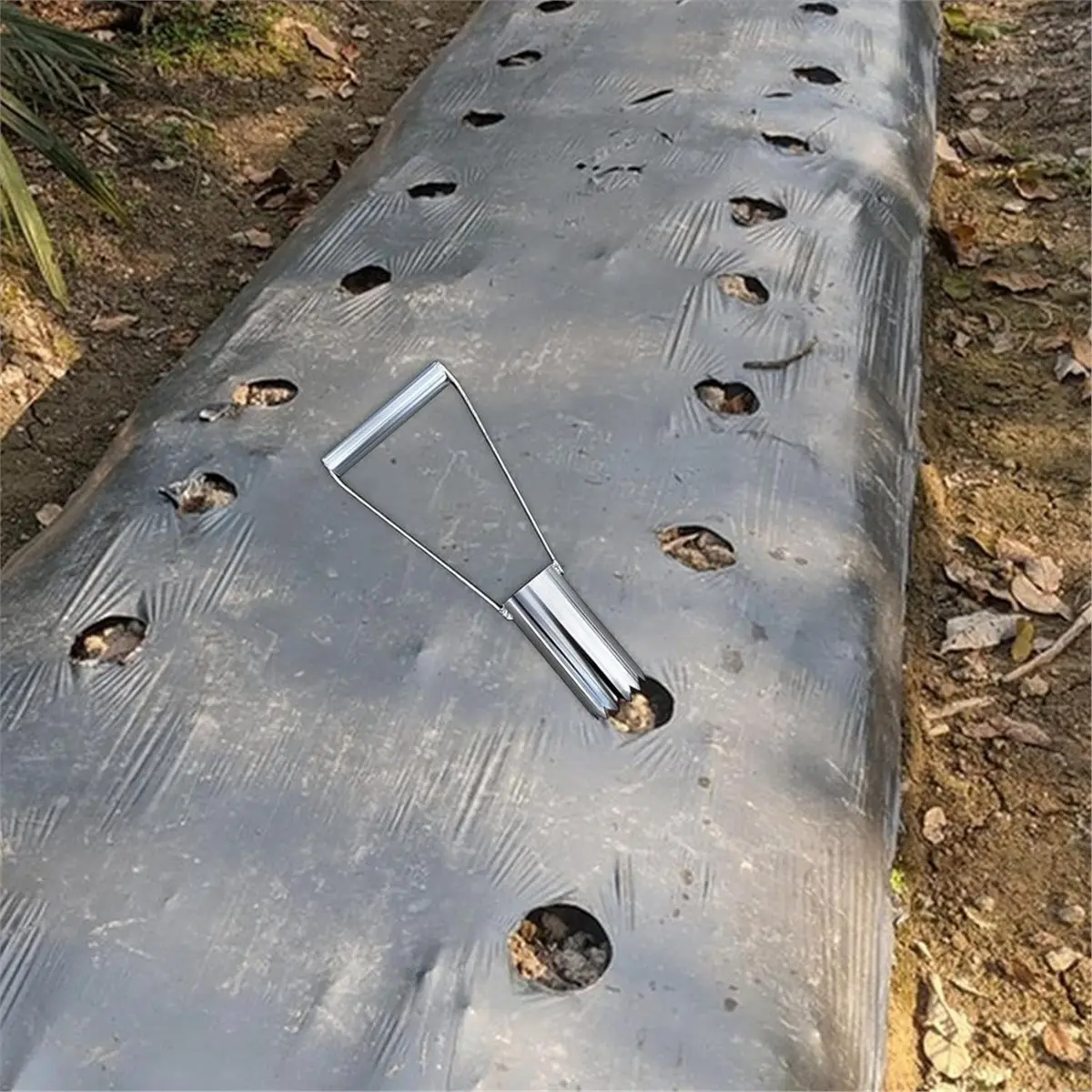 Short Handle Bulb Planter Garden Hole Soil Auger Tool Mulch Film Punch Transplanter Farm Lawn Vegetable Flower Planting