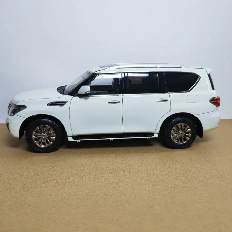 

Модель автомобиля Nissan Patrol Y62 SUV, масштаб 1:18, литая из сплава, с имитацией, с возможностью индивидуального номерного знака, коллекционный подарок, в наличии для фанатов
