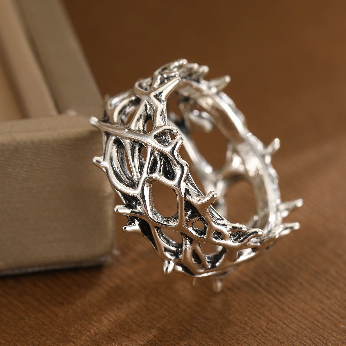 Kreativer Retro-Gothic-Dornenring, Kupfermaterial, Damen-Mode-Anime-Cartoon-Ring, geeignet als Geschenk. – Detail 1