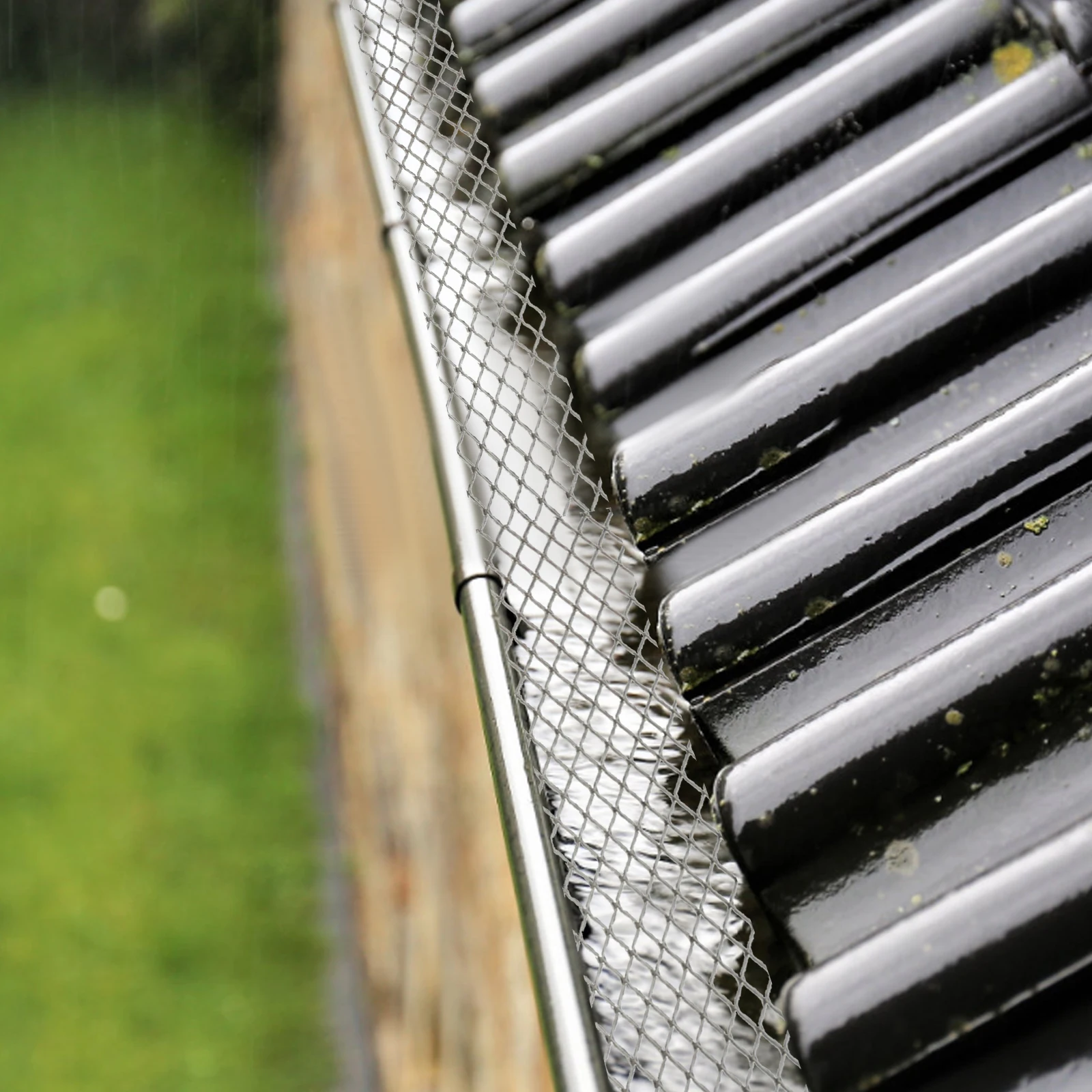 5インチ x 50フィート アルミ製雨どいガードメッシュ、雨どい保護、耐久性のある雨どいスクリーン（手袋付き）、耐腐食性雨どいカバー