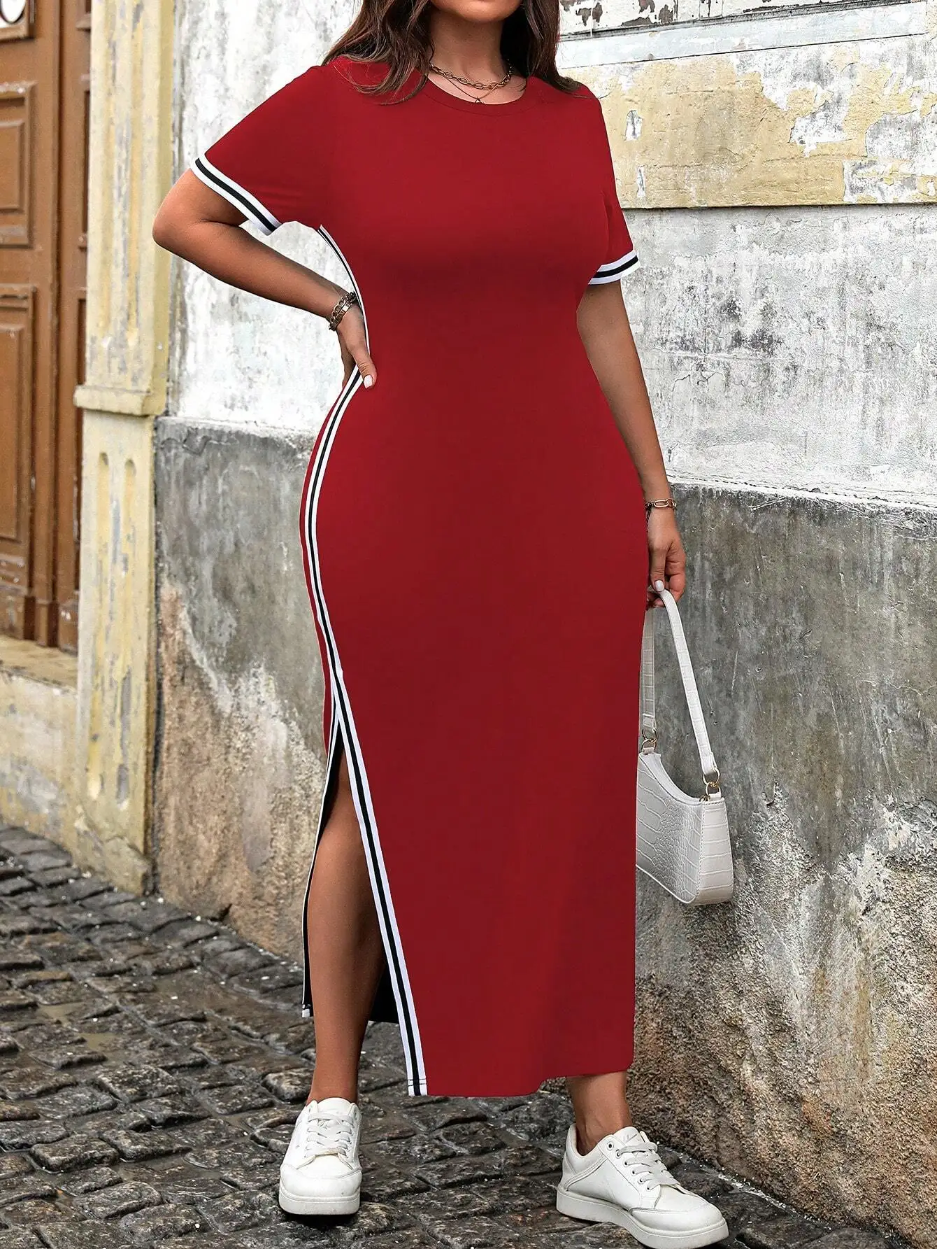 

Красное полосатое облегающее макси-платье с разрезом по низу и короткими рукавами для женщин